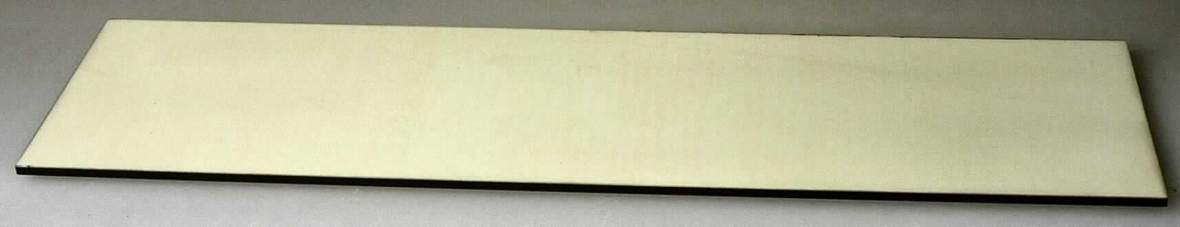 Ersatzplatte für Holzkiste, Art: BOT-BOX-EP
- Faserplatte aus Holz, im Trockenverfahren hergestellt (MDF, lt. Antragsteller), mit einer Dicke
  von 3 mm,
- auf der Vorderseite mit einer weißen Beschichtung für den Sublimationsdruck versehen 
  (keine weiteren Bearbeitungen),
- Länge x Breite: 345 x 95 mm,                    
- zum Bedrucken mit Bildern oder Texten und Einbau in eine Holzkiste für Flaschenpräsente. 
(Abbildung siehe Anlage)

"Faserplatte, auch mit Harz oder anderen organischen Stoffen hergestellt, mitteldichte Faserplatte (MDF), mit einer Dicke von 5 mm oder weniger, oberflächenbeschichtet, sog. Ersatzplatte für Holzkiste"
