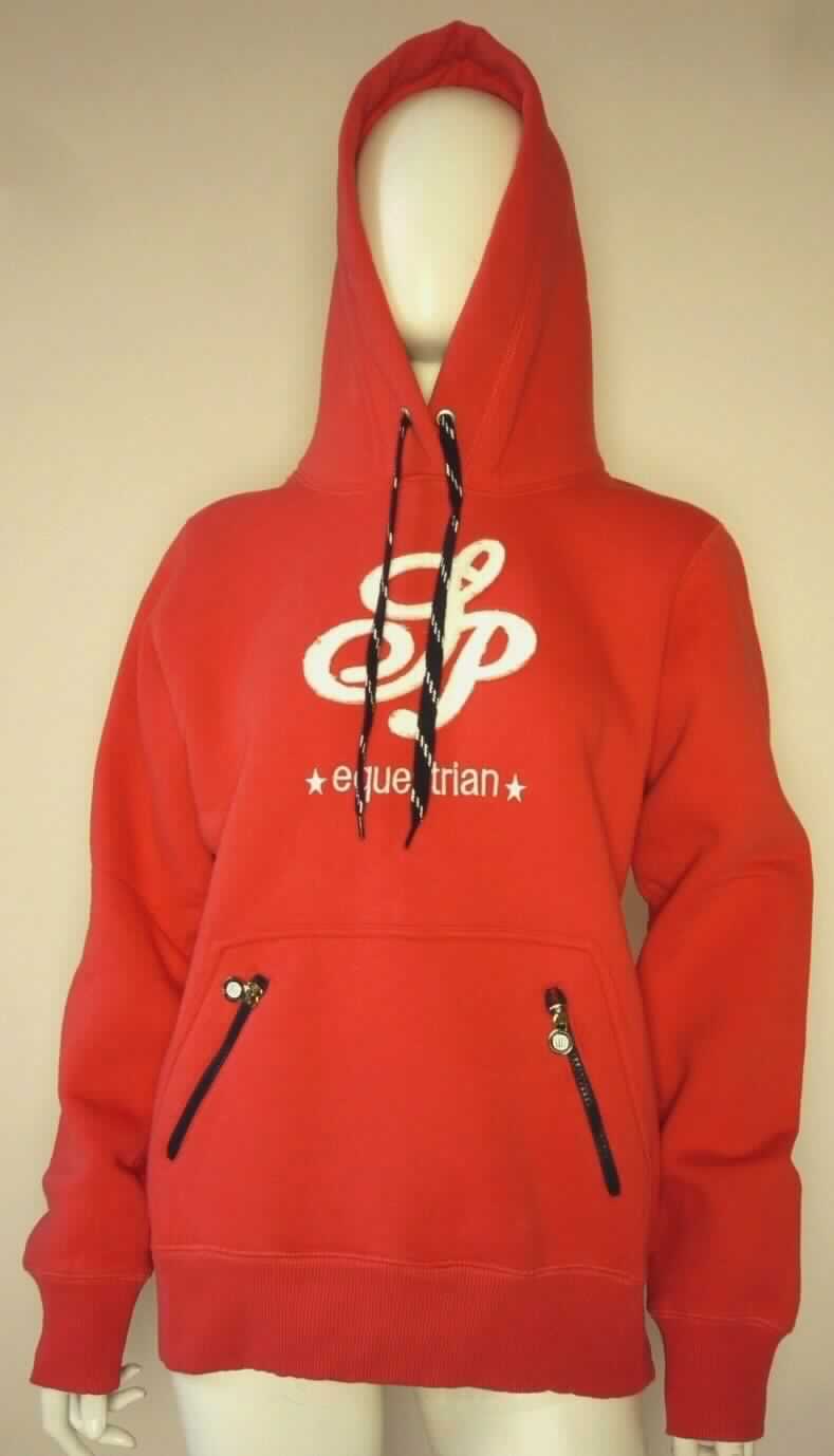 Blousonähnliches Kleidungsstück, sog. Kapuzenpullover, Größe XL, Foto siehe Anlage,
- aus ca. 2,3 mm dicken, einfarbigen, innen gerauten Gewirken aus laut Antrag 70 % Baumwolle und 
  30 % Polyester (synthetische Chemiefasern),
- über die Taille reichend (Rückenlänge: ca. 68 cm),
- mit einer Kapuze mit Kordelzug, deren Ränder von rechts auf links überlappen (Frauenkleidung),
- ohne Öffnung und ohne Verschluss, 
- mit langen Ärmeln, die über den unteren Rand des Kleidungsstücks hinausreichen; an den Ärmelenden
  mit angesetzten Bündchen,
- mit zwei aufgesetzten Taschen mit Reißverschluss (sog. Kängurutaschen) unterhalb der Taille,
- vorne mit einer Stickerei verziert,
- am unteren Rand mit einem angesetzten, leicht verengenden Bund,
- erfüllt die Merkmale zur Einreihung als blousonähnliches Kleidungsstück, somit kein Pullover.

"Blousonähnliches Kleidungsstück aus Gewirken, für Frauen, aus Baumwolle"