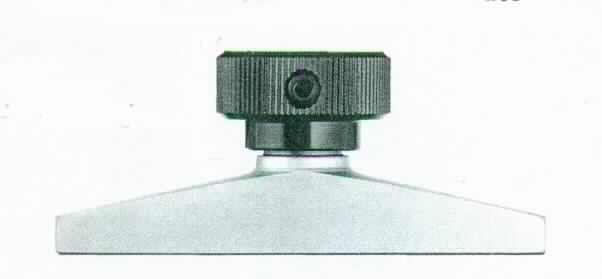 Bei der als "Unterteil C45 für Messbrücken" bezeichneten Ware handelt es sich um ein Erzeugnis aus unedlem Metall (Stahl), im Wesentlichen bestehend aus einem länglichen Körper mit den Abmessungen (LxB: 80 x 16 mm), welcher an den Enden eine Höhe von ca. 5 mm aufweist und zur Mitte hin zunimmt. In der Mitte besitzt die Ware eine Aufnahmebohrung 8 mm H7. Das Unterteil wird zusammen mit Spannhülsen und Schrauben (beides nicht Gegenstand dieser vZTA-Entscheidung) zu einer Messbrücke komplettiert. Aufgrund der besonderen Formgebung und der Aufnahmebohrung ist das Unterteil erkennbar zur Aufnahme einer Messuhr für die Tiefenmessung geeignet. Bei dem kompletten Erzeugnis handelt es sich um ein Tiefenmessgerät für den Handgebrauch der Pos. 9017.

Die Ware wird als "Teil, erkennbar hauptsächlich für ein Längenmessinstrument für den Handgebrauch bestimmt" eingereiht.

Anlage: 2 Abbildungen