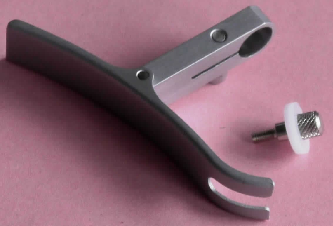 Sog. Anlüfthebel für Messuhren, im Wesentlichen bestehend aus einem ca. 6 cm langen geschwungenen Oberteil aus Messing und einem mittig daran angebrachten, beweglichen Unterteil mit einem Loch und einer Stellschraube am Ende. Dieses wird an der Kordelschraube am oberen Ende einer Messuhr (nicht Gegenstand dieser vZTA) befestigt. Mit Druck auf das gegenüberliegende Ende des Oberteils kann der Messbolzen angehoben werden, um so den Messvorgang auszulösen. 

Die Ware wird als "Zubehör, erkennbar hauptsächlich bestimmt für ein nichtelektronisches Gerät zum Messen oder Prüfen geometrischer Größen, in Kapitel 90 anderweit weder genannt noch inbegriffen, anderes als von den Unterpositionen (TARIC) 9031 9085 10 bis 9031 9085 40 erfasst" eingereiht.

Anlage: 1 Abbildung