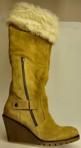 Freizeitstiefel (lt. Antrag: "Freizeitstiefel für Frauen", Foto siehe Anlage)
- mit Laufsohlen aus (lt. Antrag) Kautschuk; ohne Hauptsohle aus Holz,
- mit Oberteil (geschlossenes Blatt) aus Leder (den größten Teil der Außenfläche bildend)
  und Spinnstoff,
- seitlich mit Reißverschluss,
- mit zusätzlichem Zierreißverschluss und Zierriegel,
- ohne Schutz in der Vorderkappe,
- den Knöchel und die Wade bedeckend (Schafthöhe: ca. 43 cm bei Größe 38, damit die  
  dickste Stelle der Wade bedeckend),
- mit einer Länge der Innensohle von mehr als 24 cm,
- für Frauen (u.a. schlanker Schnitt und Absatzgestaltung),
- (lt. Antrag) kein Versand aus Macau

"Schuhe mit Laufsohlen aus Kautschuk und Oberteil aus Leder, andere als in den 
Unterpositionen 6403 1200 00 bis 6403 9198 95  genannt"