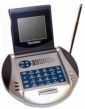 Uhrenradio mit Rechner
- aus  UKW-Empfänger für den Rundfunk, Lautsprecher, Digitaluhr - charakterbestimmend - 
  und Rechenwerk in einem diskusförmigen Kunststoffgehäuse (Abmessungen: 145 x 135 x
  35 mm) mit aufklappbarer Anzeige,  Kopfhöreranschluss, Bedienelementen und ausziehba- 
  rer Antenne (Abbildung siehe Anlage),
- zum Empfang von Rundfunksendungen, zur Uhrzeit- und Datumsanzeige einschließlich
  Weckfunktion sowie zum Rechnen mit Grundrechenarten, 
- zusammen mit Beipack (Bedienungsanleitung) in einer gemeinsamen Verkaufverpackung.
Das Rundfunkempfangsgerät bestimmt den Charakter des Ganzen.

"Rundfunkempfangsgerät, ohne externe Energiequelle zu betreiben, kein Radiokassettenge- 
rät im Taschenformat, nicht mit Tonaufnahme- oder Tonwiedergabegerät kombiniert (Rund- 
funkempfangsgerät kombiniert mit Uhr - charakterbestimmend -, zusammengesetzt mit 
Rechner, in Warenzusammenstellung mit nicht charakterbestimmendem Beipack)"