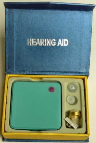 Hörhilfe, sog. Hearing Aid, in Form einer Warenzusammenstellung in Aufmachung für den Einzelverkauf, im Wesentlichen bestehend aus:
- einer Hörhilfe mit einer Leistung von max. 40 dB, bestehend aus einer hinter dem Ohr (HdO) zu befestigenden, 
  anatomisch geformten, regelbaren Mikrofon-Verstärkereinheit und einem damit verbundenen Empfänger in Form 
  eines Ohrpassstücks mit weichem Kunststoffaufsatz,
- zwei Knopfzellen (Typ AG5) sowie
- drei Aufsätzen aus weichem Kunststoff zur individuellen Anpassung an den Gehörgang (klein, mittel, groß).
Äußere Form: siehe Abbildungen in der Anlage.
Die Ware wird von Menschen zum bei eingeschränkter Hörfähigkeit verwendet. 
Die Hörhilfe ist in einem zur dauerhaften Verwendung geeigneten, stabilen Kunststoffkästchen und gemeinsam mit den weiteren Bestandteilen der Warenzusammenstellung in einem speziellen Pappkarton verpackt.

Die Ware wird als "Schwerhörigengerät für Menschen" eingereiht.