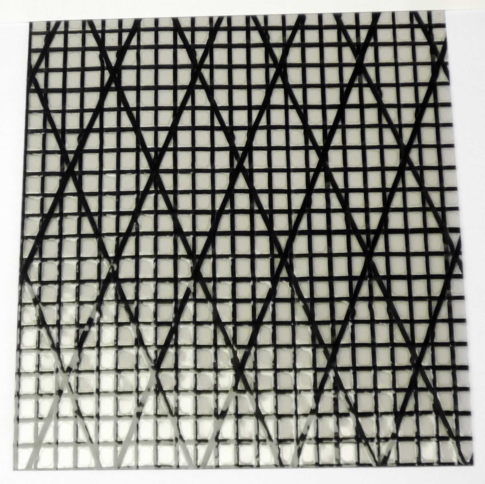 Angaben des Antragstellers: 
- mehrlagiges Laminat (zur Verwendung für Jachtsegel)
- Polyesterfilm (beidseitig)
- zwischen den Polyesterfilmen befinden sich Technora Black-Fäden als Längsfäden (= Insert) in Kettrichtung gelegt sowie ein Gelege aus Technora Black-Fäden und ein sogenanntes X-PLY aus Technora Black-Fäden

Feststellungen an einem Warenmuster:
Es wurde ein schwarzes Gittergewebe aus Filamenten mit einem diagonalen Gelege, eingebettet zwischen zwei farblosen Kunststofflagen, vorgelegt (Dicke. ca. 260 µm).

Befund:
Es liegt eine mit Spinnstoff verstärkte Kunststofffolie aus Polyester der Unterposition (KN) 3921 9010 vor.