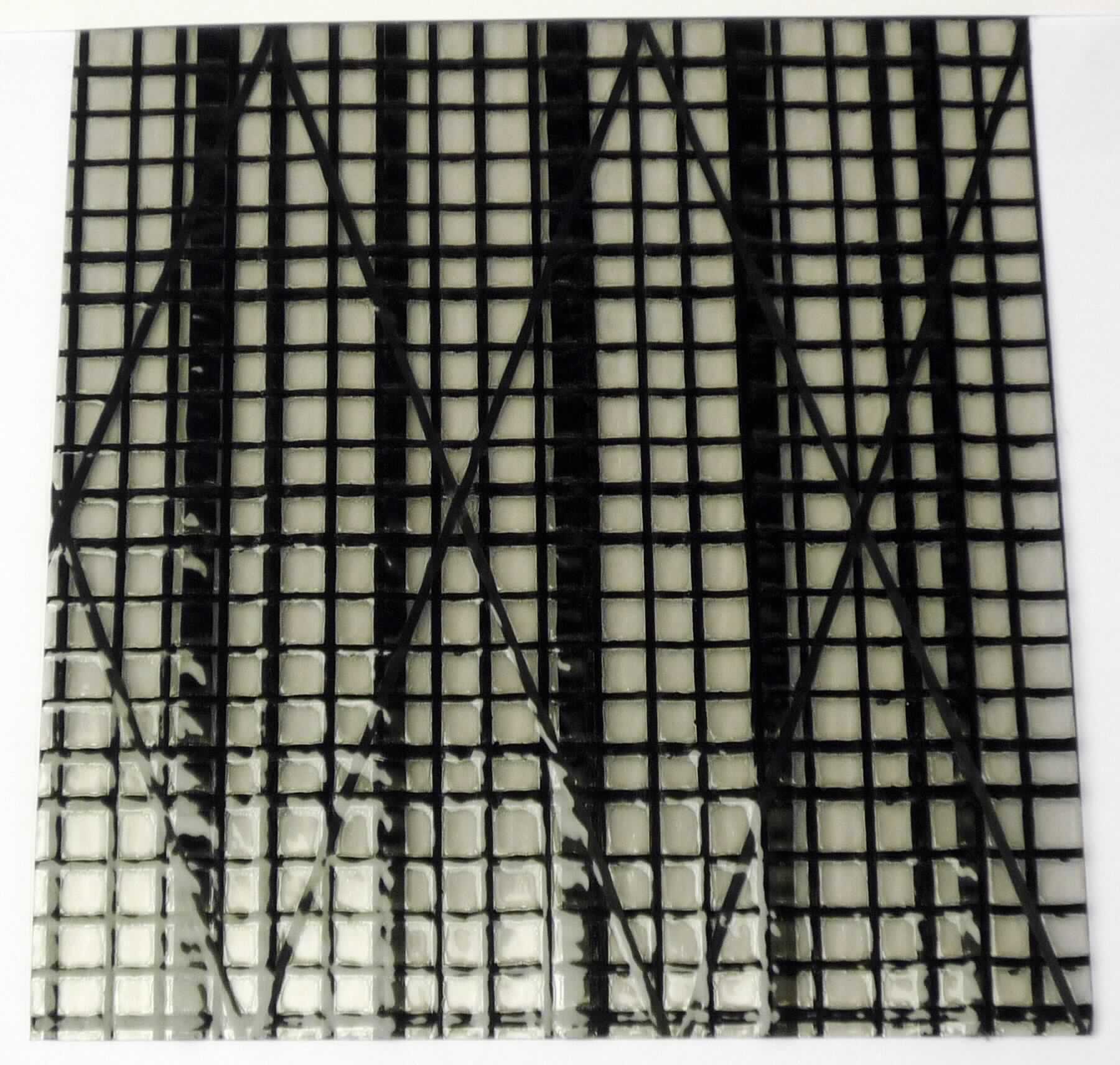 Angaben des Antragstellers: 
- mehrlagiges Laminat (zur Verwendung für Jachtsegel)
- Polyesterfilm (beidseitig)
- zwischen den Polyesterfilmen befinden sich Kohlenstofffasern als Längsfäden (= Insert) in Kettrichtung gelegt sowie ein Gelege aus schwarzen Polyesterfäden und ein sogenanntes X-PLY aus Technora Black-Fäden
- Verhältnis der Fasern im Innenleben: Carbon 35 % zu Polyester/Technora 65 %

Feststellungen an einem Warenmuster:
Es wurde ein schwarzes Gittergewebe aus Filamenten mit einem diagonalen Gelege, eingebettet zwischen zwei farblosen Kunststofflagen, vorgelegt (Dicke. ca. 360 µm).

Befund:
Es liegt eine verstärkte Kunststofffolie aus Polyester der Unterposition (KN) 3921 9010 vor.