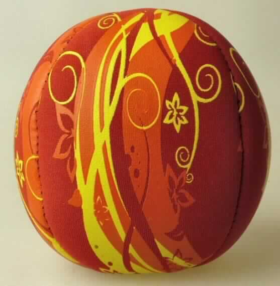 Bei dem sog. Tauchball (lediglich als Abbildung vorliegend) handelt es sich um einen roten, mit einem bunten Blumen-/ Rankenmuster bedruckten, im Durchmesser ca. 8 cm großen Ball mit einer genähten Außenseite aus zugeschnittenen Spinnstoffsegmenten (laut Antragstellerin aus Neopren) mit einer Füllung aus körnigem bzw. sandigem Material (laut Angaben der Antragstellerin) zur Beschwerung. Der Ball, der speziell dazu bestimmt ist, in das Wasser z.B. eines Schwimmbeckens geworfen und durch Tauchen wieder hervorgeholt zu werden, wird als "Ausrüstungsgegenstand für den Wassersport (Tauchsport)" eingereiht.