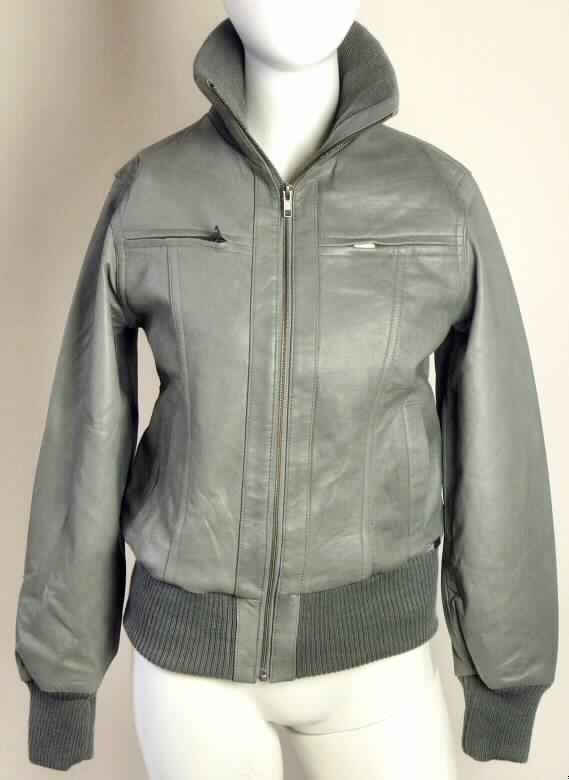Kleidung aus Leder, Damenjacke, sog. Third Reef Bomber, Foto siehe Anlage,
- ganz aus Leder (lt. Antragsangaben Schafleder),
- über die Taille reichend,
- mit einem Stehkragen mit elastischem Bund,
- mit langen Ärmeln, 
- vorn mit einer durchgehenden Öffnung mit Reißverschluss,
- mit zwei eingesetzten Taschen in Taillenhöhe,
- mit elastischem Bund am unteren Ende und an den Ärmeln,
- innen gefüttert.

"Kleidung, aus Leder"