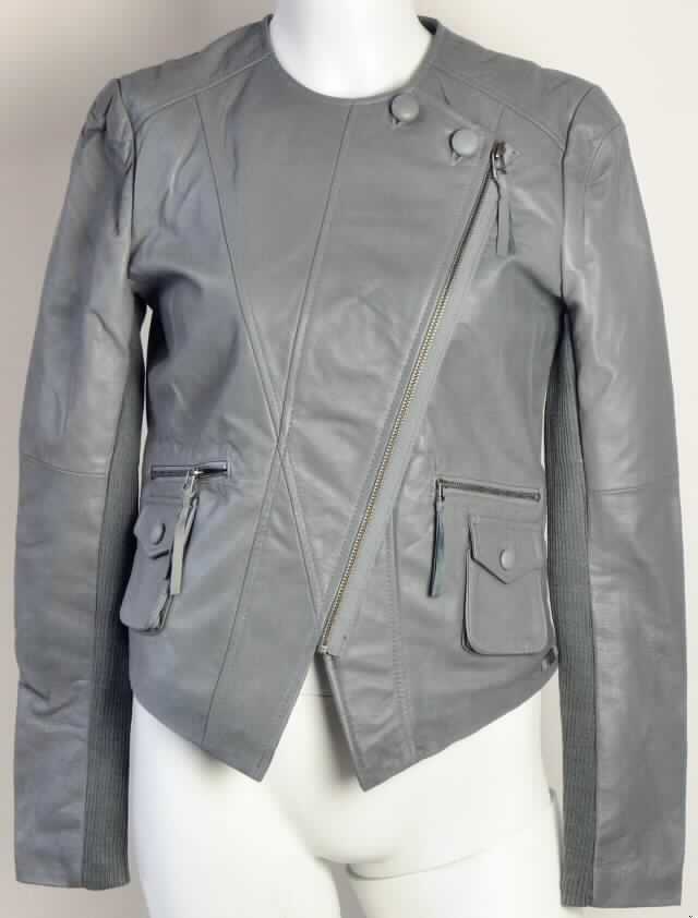 Kleidung aus Leder, Damenjacke, sog. Bremer Bay Jacket, Foto siehe Anlage,
- aus Leder (lt. Antragsangaben Schafleder),
- über die Taille reichend,
- mit einem runden Halsausschnitt ohne Kragen
- mit langen Ärmeln (jeweils mit einem eingesetzten, schmalen Streifen aus Gewirken aus
  Spinnstoffen versehen), 
- vorn mit einer durchgehenden Öffnung mit schräg verlaufendem Reißverschluss,
- mit zwei eingesetzten und zwei aufgesetzten Taschen auf der Vorderseite,
- innen gefüttert.

"Kleidung, aus Leder"
