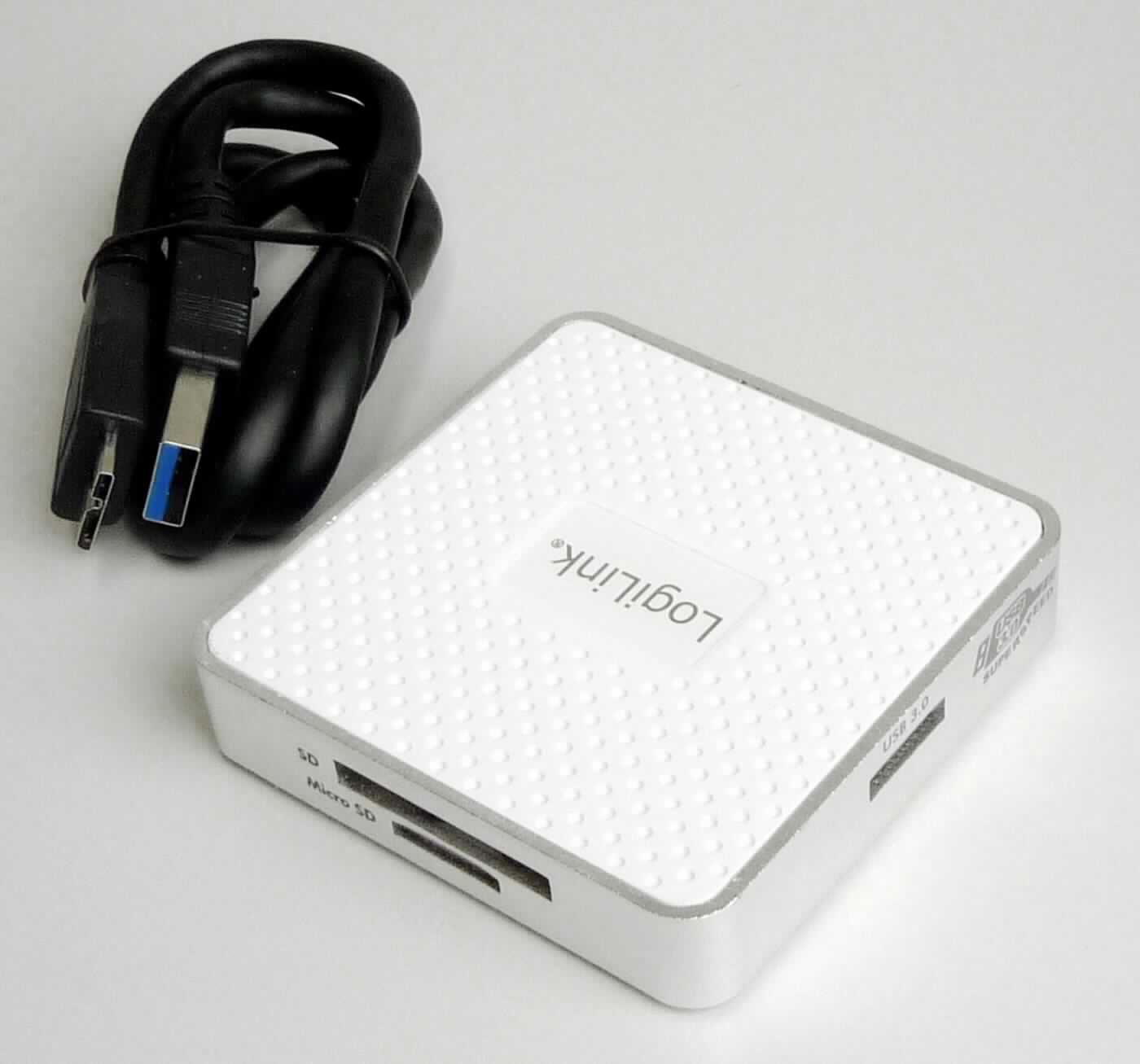 Speichereinheit, sog. USB 3.0 All-in-One Kartenleser, in Form einer Warenzusammenstellung aus einer Anleitung, einem USB-Kabel und einem Kartenlese- und Schreibgerät (charakterbestimmend in Bezug auf die Verwendung).
Das Gerät besteht im Wesentlichen aus einer mit aktiven und passiven Bauelementen bestückten, gedruckten Schaltung in einem ca. 65 x 65 x 14 mm (L x B x H) großen Kunststoffgehäuse mit sechs Einschubschächten für verschiedene Speicherkarten und einem USB-Anschluss. Der Kartenleser dient zum Lesen und Beschreiben von digitalen Speichermedien nach Anschluss an eine automatische Datenverarbeitungsmaschine.
Es ist von der hauptsächlich in automatischen Datenverarbeitungssystemen verwendeten Art, an die Zentraleinheit anschließbar und in der Lage, Daten in einer vom System verwendbaren Form zu empfangen und zu liefern.
Die Bestandteile der Zusammenstellung sind gemeinsam in einem Karton für den Einzelverkauf aufgemacht.

Die Ware wird als "Speichereinheit für automatische Datenverarbeitungsmaschinen, andere als von den Unterpositionen (KN) 8471 7020 bis 8471 7080 erfasst" eingereiht.

Anlage: 1 Abbildung