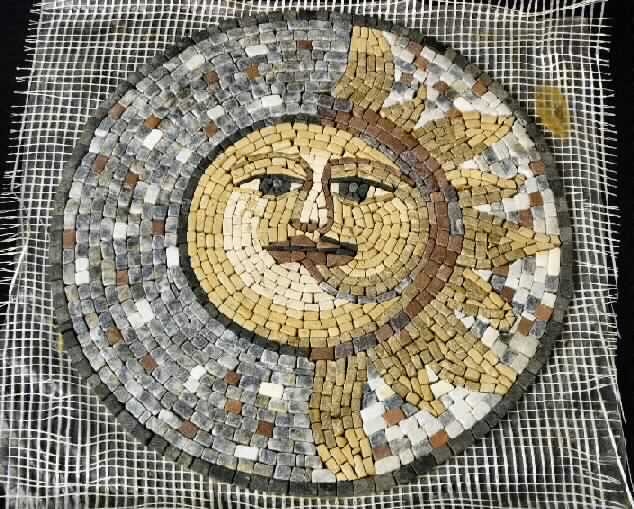 Angaben: Warenbezeichnung: Mosaik - Bilder aus Marmor.

Feststellungen: Äußere Beschaffenheit gemäß vorgelegtem Warenmuster: annähernd rundes, buntes, auf ein Netz aufgeklebtes Mosaik (Durchmesser: ca. 30 cm) aus kleinen, überwiegend quader- u. würfelförmigen Natursteinen (Länge: ca. 0,5 - 2 cm), mit Sonnen-Motiv.

Die Angaben der Antragstellerin werden als zutreffend unterstellt.  

Befund: Danach handelt es sich zolltariflich bei den Mosaik-Bildern um Würfel und dergleichen für Mosaike aus Naturstein, auch auf Unterlagen, der Position 6802 des Zolltarifs. Die größte Fläche der Mosaik-Steine kann in ein Quadrat mit einer Seitenlänge von weniger als 7 cm eingeschlossen werden.