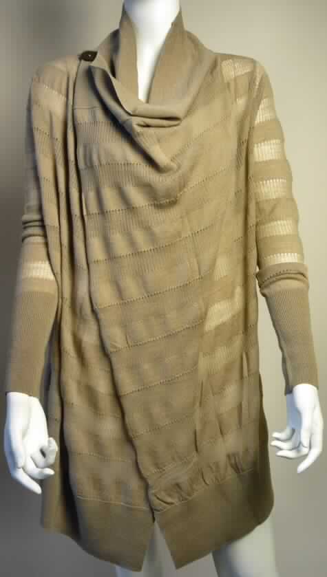 Strickjackenähnliches Kleidungsstück sog. Damenpullover Pipers Bay Cardigan, Artikel Nr. W1179, Größe S, Foto siehe Anlage,
- aus bis zu 0,9 mm dicken, einfarbigen, unterschiedlich strukturierten Gewirken aus lt.
  Antrag 100% Merinowolle, 
- ungefüttert
- über den Schritt reichend (Rückenlänge: 72 cm),
- mit einem ca. 10 cm breiten Umlegekragen,
- vorn mit einer durchgehenden Öffnung mit einem lediglich im Kragenbereich angebrachten
  Knopfverschluss von links über rechts (Männerkleidung); aufgrund der Ausstattung (nur ein
  Knopf am Kragenrand) und des Gesamteindrucks kein Hemd der Position 6105,
- mit langen Ärmeln; mit abgepasst gewirkten und gerippten Abschlüssen an den
  Ärmelenden,
- mit einem abgepasst gewirkten und gerippten Abschluss am unteren Rand,
- ohne Formfestigkeit, somit keine Jacke der Position 6103,

"Strickjackenähnliches Kleidungsstück, aus Gewirken, aus Wolle, für Männer"