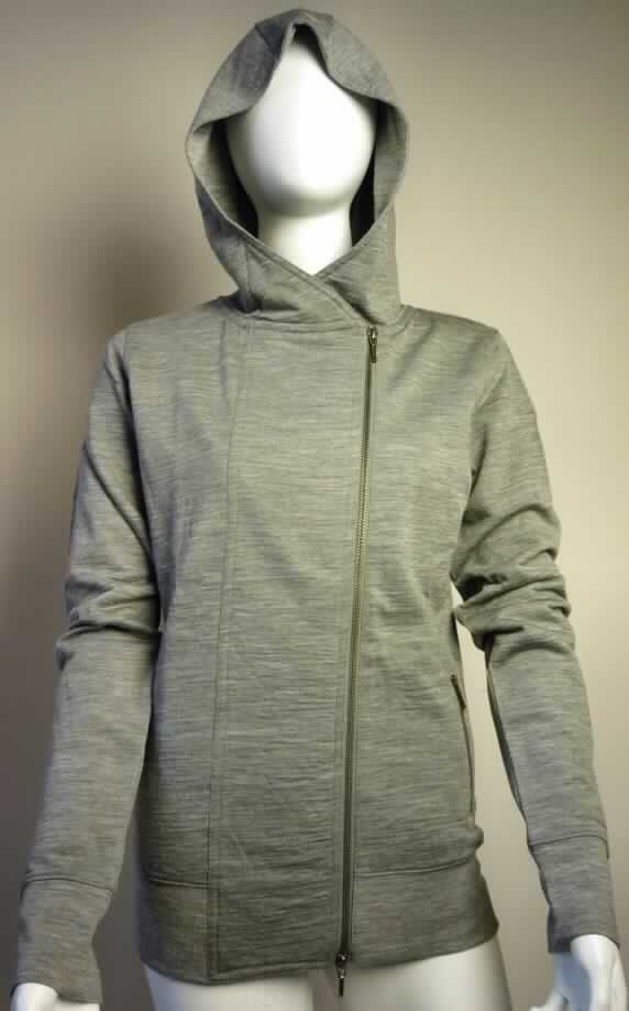 Blouson, sog. Strickjacke Portsea Zip Thru W1112, Größe S, Foto siehe Anlage,
- aus 1 mm dicken, melierten Gewirken aus lt. Antrag 100 % Merinowolle,
- über die Taille reichend (Rückenlänge: 66 cm),
- mit Kapuze, deren Ränder von rechts auf links überlappen (Frauenkleidung)
- vorn mit einer durchgehenden Öffnung mit Reißverschluss, 
- mit langen Ärmeln, die über den unteren Rand des Kleidungsstücks hinausreichen,
- mit Taschen unterhalb der Taille,
- am unteren Rand mit einem gerippten, leicht verengenden Bund,
- erfüllt die Merkmale zur Einreihung als Blouson (somit keine Ware der Positionen 6104 und 6110).

"Blouson, aus Gewirken, aus Wolle, für Frauen"