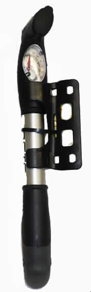 Minipumpe
- in Form einer Kolbenpumpe mit Doppelhubfunktion, mit in einem Zylinder geführter
  Kolbenstange, Handgriff, Luftauslass mit zwei Einsätzen für alle gängigen Fahrradventile
  sowie eingebautem Manometer (Abbildung siehe Anlage),
- zum Aufpumpen von Fahrradreifen -kennzeichnende Haupttätigkeit- und Messen des
  Drucks der eingefüllten Luft,
- zusammen mit einer Halterung in Aufmachung für den Einzelverkauf.
Die Luftpumpe bestimmt den Charakter des Ganzen.

"Handbetriebene Luftpumpe für Fahrräder (Kombination aus Luftpumpe -kennzeichnende
 Haupttätigkeit- und Manometer, in Warenzusammenstellung mit nicht
 charakterbestimmender Halterung) - sog. Minipumpe"