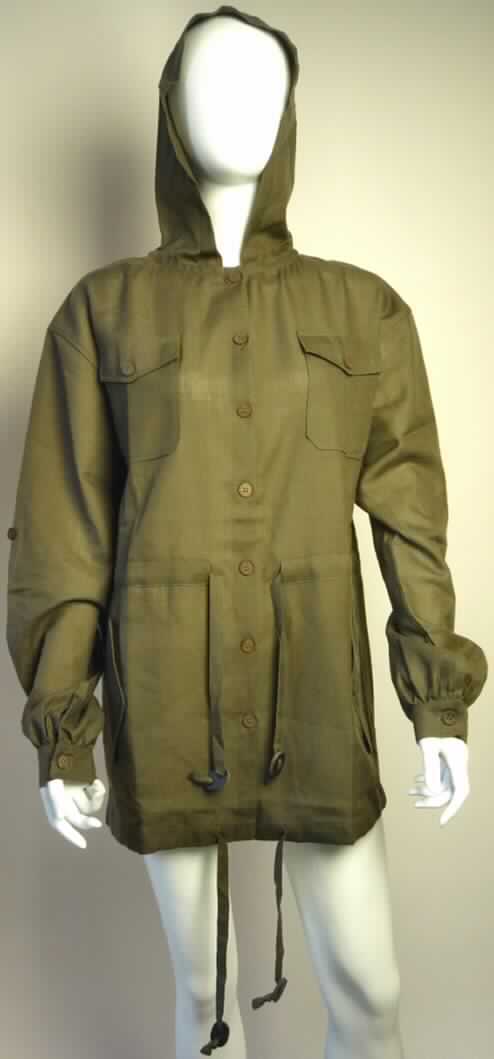 Jacke, sog. Air River Anirak W1277, Größe S, Foto siehe Anlage,
- aus 0,3 mm dicken, einfarbigen Geweben aus lt. Antrag 100 % Merinowolle, 
- über die Taille reichend (Rückenlänge: 69 cm), 
- mit Kapuze,
- vorn mit einer durchgehenden Öffnung mit Knopfverschluss von rechts über links (Frauenkleidung),
- mit langen Ärmeln, mit geknöpften Bündchen,  
- mit Brusttaschen und Taschen unterhalb der Taille (u.a. deshalb keine Ware der Position 6206),
- am unteren Rand und in Taillenhöhe mit Bindebändern zu verengen (somit kein Blouson der Position 6202),
- wird üblicherweise nicht über jeder anderen Kleidung und zum Schutz gegen das Wetter getragen (somit 
  kein windjackenähnliches Kleidungsstück der Position 6202).

"Jacke aus Geweben, für Frauen, aus Wolle"