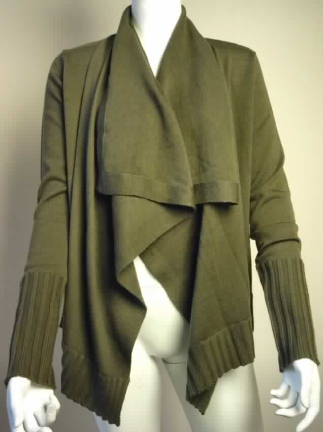 Strickjackenähnliches Kleidungsstück, sog. Strickjacke, Pennyroyal Cardigan, Artikel Nr. W1217, Größe S, Foto siehe Anlage,
- aus unterschiedlich strukturierten bis zu 2,1 mm dicken, einfarbigen Gewirken aus laut 
  Antrag 100% Wolle,
- ungefüttert,
- über die Taille reichend (Rückenlänge: ca. 57 cm), 
- vorn mit einer durchgehenden Öffnung ohne Verschluss (u.a. somit keine 
  Hemdbluse der Position 6106),
- ohne Merkmale, die auf einen bestimmten Trägerkreis hinweisen (unisex),
- mit verlängerten Vorderteilen, die in getragenem Zustand einen schalartigen Kragen bilden
  und ca. 15 cm über den unteren Rand hinausreichen; der Kragen wird im Nacken durch
  einen Riegel gerafft,
- mit langen Ärmeln, an den Ärmelenden mit breit gerippten Abschlüssen, 
- weist keine Formfestigkeit auf (somit keine Jacke der Position 6104),
- mit einem gerippten Abschluss am unteren Rand.

"Strickjackenähnliches Kleidungsstück, aus Gewirken, aus Wolle, für Frauen"
