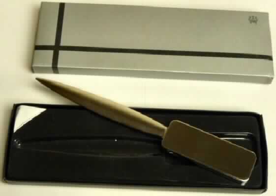 "Brieföffner"; es handelt sich um ein mit freiem Arm zu handhabendes Erzeugnis, vollständig aus unedlem Metall, ca. 17,7 cm lang und mit einer stumpfen Klinge zum Öffnen von Briefen versehen. Im annähernd rechteckigen Griffende des Brieföffners befindet sich eine ca. 6,3 cm lange und ca. 2 cm breite, mit zwei Lochungen versehene Vertiefung zum Einsetzen eines Werbelogos (nicht beigefügt). 
Der Brieföffner ist in einer Pappschachtel mit Kunststoffeinsatz verpackt.

Abbildung siehe Anlage.

Derartige Erzeugnisse gehören als "andere Schneidwaren (Brieföffner) mit Klinge aus unedlem Metall" zur Codenummer 8214 1000 00 0 des Zolltarifs (ZT).