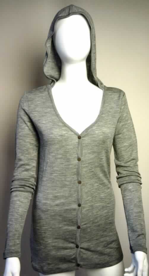 Hemdbluse, sog. Damenpullover Mudgee Button Thru Hoodie W1066, Größe S, Foto siehe Anlage,
- aus 0,7 mm dicken, melierten Gewirken aus lt. Antrag 100 % Merinowolle; mit
  durchschnittlich mehr als 10 Maschen je linearen Zentimeter in jeder Richtung,
- über die Taille reichend (Rückenlänge: 70 cm), 
- mit Kapuze,
- vorn mit einer durchgehenden Öffnung mit Knopfverschluss von rechts über links (Frauenkleidung),
- mit langen Ärmeln,
- am unteren Rand gesäumt,
- den Hemden für Männer entsprechend zugeschnitten,
- erfüllt die Einreihung als Hemdbluse, somit keine Ware der Position 6110.

"Hemdbluse, aus Gewirken, für Frauen, aus Wolle"