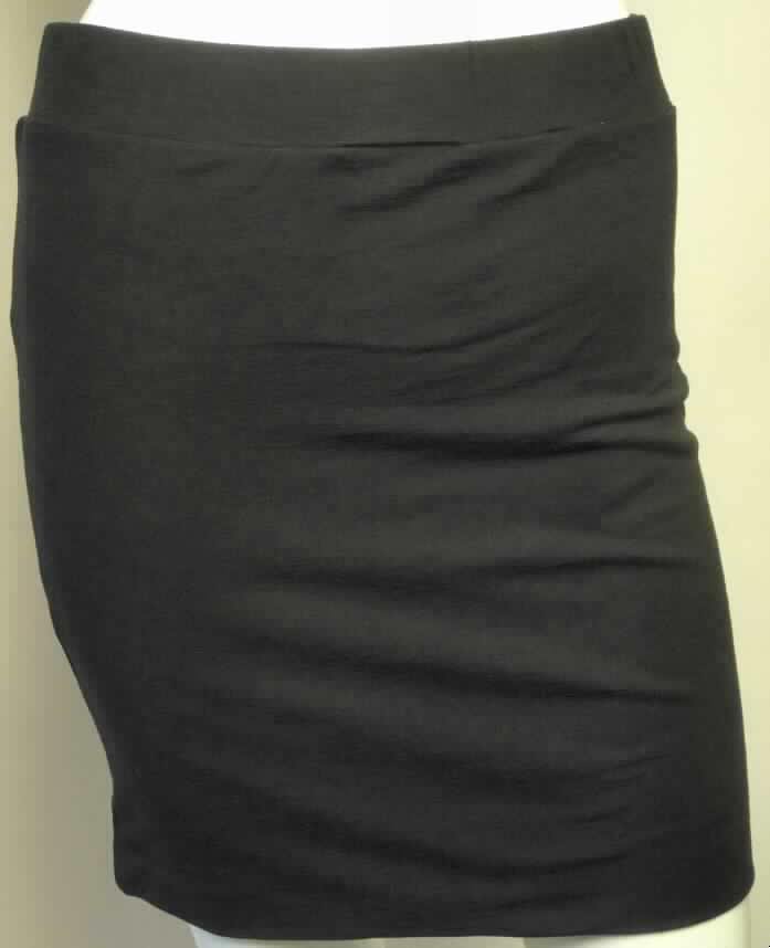 Rock, sog. Damenrock Picnic Bay Skirt W0571, Größe S, Foto siehe Anlage,
- aus doppellagig gearbeiteten, 0,7 mm dicken, einfarbigen Gewirken aus lt. Antrag
  100% Merinowolle, 
- über den Schritt reichend (Seitenlänge: ca. 40 cm); kann aufgrund der Länge ohne ein
  weiteres den Unterkörper bedeckendes Kleidungsstück getragen werden, 
- in der Taille abschließend; mit einem doppelt gearbeiteten, ca. 4 cm breiten,
  elastischen Taillenbund,
- ohne Öffnung und ohne Verschluss,
- mit einem geraden Abschluss am unteren Rand.

"Rock, aus Gewirken, für Frauen, aus Wolle"