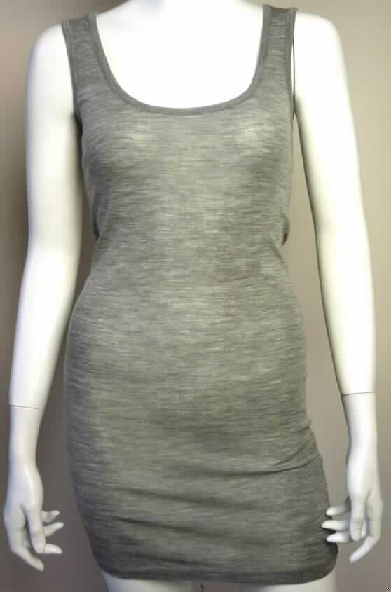 Kleid, sog. Damenshirt Whyalla Tank W1065, Größe S, Foto siehe Anlage,
- aus 0,7 mm dicken, melierten Gewirken aus lt. Antrag 100% Merinowolle,
- über den Schritt reichend (Rückenlänge: 83 cm); kann aufgrund der Länge
  ohne ein weiteres, den Unterkörper bedeckendes Kleidungsstück (Rock oder Hose)
  als Kleid getragen werden (somit kein Kleidungsstück der Position 6109),
- mit Schulterträgern,
- ärmellos,
- ohne Öffnung und ohne Verschluss,
- am unteren Rand gesäumt.

"Kleid, aus Gewirken, für Frauen, aus Wolle"
