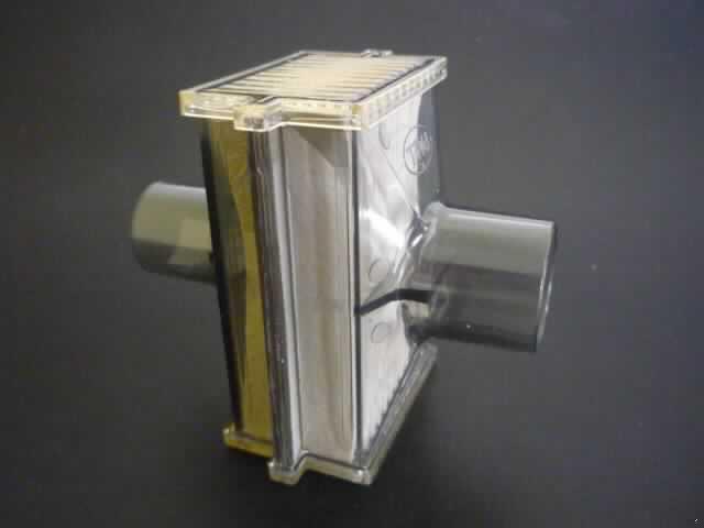 Klimatisierungsfilter
- aus einem etwa quaderförmigen Kunststoffgehäuse (ca. 74 x 47 x 33 mm) mit
  zwei sich gegenüberliegenden runden, verschieden großen Anschlussstutzen und einem
  eingelegten, zickzackförmig gefalteten Filtermaterial (Abbildung siehe Anlage),
- zur Verwendung an Beatmungsgeräten, Wasserbadbefeuchtern oder anderen im
  medizinischen Bereich verwendeten Gasgeräten zur Filtrierung von Kohlendioxid.

"Apparat zum Filtrieren von anderem Gas als Luft, kein Luftansaugfilter für  Kolbenverbrennungsmotoren, 
 nicht zum Filtrieren durch nasses oder katalytisches Verfahren - Klimatisierungsfilter"