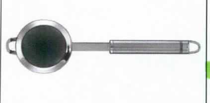 Bei dem. Küchensieb (Art. 24064) handelt es sich um ein Handsieb zum Aussieben fester Stoffe, bestehend aus einem im Durchmesser ca. 7,5 cm großen, runden Rahmen mit einem engmaschigen Siebeinsatz. Das Sieb ist auf der einen Seite mit einem Handgriff und auf der gegenüberliegenden Seite mit einem Einhängehenkel versehen.

Die Ware ist als "Handsieb" einzureihen.