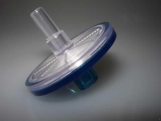 Gasfilter
- aus einem runden Kunststoffgehäuse (Durchmesser: ca. 27 mm) mit zwei sich
  gegenüberliegenden verschieden großen Anschlussstutzen und einem eingelegten
  Filtermaterial (Abbildung siehe Anlage),
- zur Verwendung in der Hämodialyse zur Filtrierung von Kohlendioxid.

"Apparat zum Filtrieren von anderem Gas als Luft, kein Luftansaugfilter für Kolbenverbrennungsmotoren, 
 nicht zum Filtrieren durch nasses oder katalytisches Verfahren - Gasfilter"