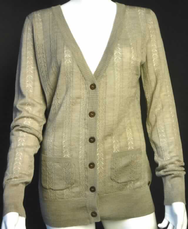 Blousonähnliches Kleidungsstück, sog. Strickjacke, Pacific Palms Cardigan, Artikel Nr. W1177, Größe S,
Foto siehe Anlage,
- aus 1,2 mm dicken, einfarbigen Gewirken aus lt. Antrag 100% Merinowolle,
- ungefüttert,
- über die Taille reichend (Rückenlänge: 67 cm),
- mit einem V-förmigen, leicht halsfernen Ausschnitt,
- vorn mit einer durchgehenden Öffnung mit Knopfverschluss von rechts über links (Frauenkleidung),
- mit langen Ärmeln, die über den unteren Rand des Kleidungsstücks hinausreichen; an den
  Ärmelenden mit gerippten Bündchen, 
- mit zwei aufgesetzten, offenen Taschen unterhalb der Taille (u. a. deshalb keine Hemdbluse
  der Position 6106),
- am unteren Rand mit einem gerippten, leicht verengenden Bund, 
- erfüllt die Merkmale zur Einreihung als blousonähnliches Kleidungsstück (u. a. deshalb 
  keine Jacke der Position 6104 und auch keine Strickjacke der Position 6110).

"Blousonähnliches Kleidungsstück, aus Gewirken, für Frauen, aus Wolle"