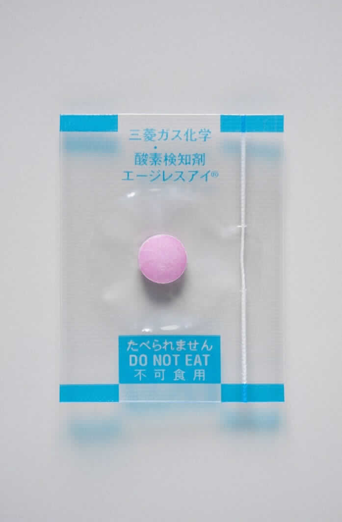 Oxygen Indicator

Angaben:
Das tablettenförmige Erzeugnis soll durch Farbänderung von pink nach blau die Anwesenheit von Sauerstoff z. B. in Verpackungen anzeigen. Es besteht aus Magnesiumcarbonat, Kohlehydraten sowie Farbstoff und ist in einen Nylonbeutel eingeschweißt, der für Sauerstoff durchlässig ist.

Feststellungen:
Vorgelegt wurden pinkfarbene Pillen mit einem Durchmesser von ca. 6 mm, die sich einzeln in kleinen, verschweißten Kunstoffbeuteln befinden. Fünf dieser kleinen Kunststoffbeutel mit Pille befinden sind zusammen mit einem Dessicant-Beutel in einem etikettierten, ebenfalls verschweißten Kunstoffbeutel.

Befund:
zubereitetes Diagnostik- oder Laborreagenz