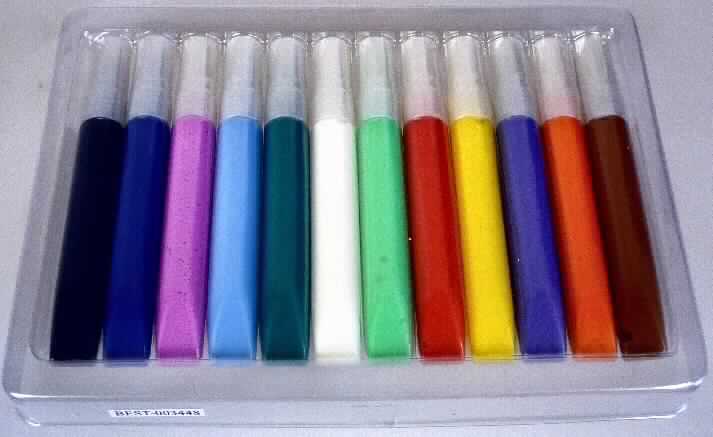 Angaben: Pop Up Colors; 12 verschiedene Farben (schwarz, dunkelblau, pink, hellblau, dunkelgrün, weiß, hellgrün, rot, gelb, lila, orange, braun) mit 3D-Effekt; unter Wärmebehandlung plustern sich die Farben auf; verwendbar auf Stoff, Leinwand, Glas, Holz und Papier.

Warenbeschreibung: Die vorliegende Ware besteht aus zwölf verschiedenen, zähflüssigen, unter Wärme sich ausdehnenden Farben in Tuben (Inhalt: 10ml) mit ausgezogener Spitze. Die Farbtuben sind gemeinsam umverpackt und für den Einzelverkauf aufgemacht.
 
Befund: Farben zur Unterhaltung in Zusammenstellungen