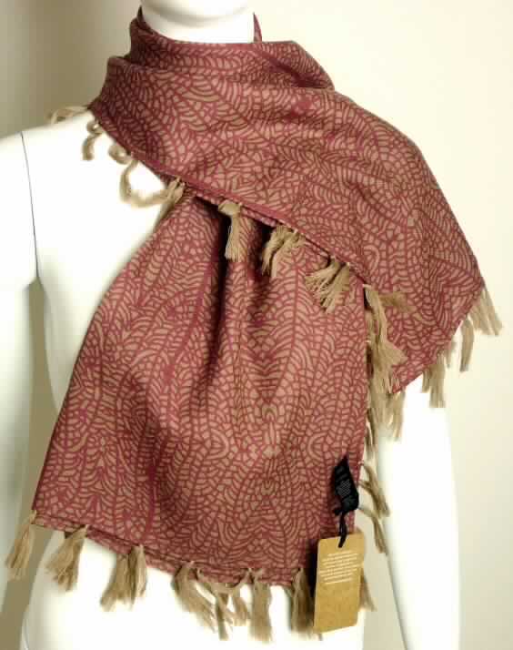 Umschlagtuch, sog. Schal, Bussleton scarf W1280, in Erwachsenengröße, Foto siehe Anlage,
- quadratisch; in den Abmessungen: ca. 100 cm x 100 cm,
- aus 0,5 mm dicken, buntgewebten Geweben aus lt. Antrag 100% Merinowolle,
- an allen Rändern durch Umschlagen und Festnähen gesäumt (konfektioniert) und mit
  angeknoteten Fransen versehen,
- nicht handgearbeitet,
- wird als Umschlagtuch über den Schultern getragen und stellt sich als Bekleidungszubehör
  der Position 6214 dar.

"Umschlagtuch, aus Geweben, aus Wolle, nicht handgearbeitet"