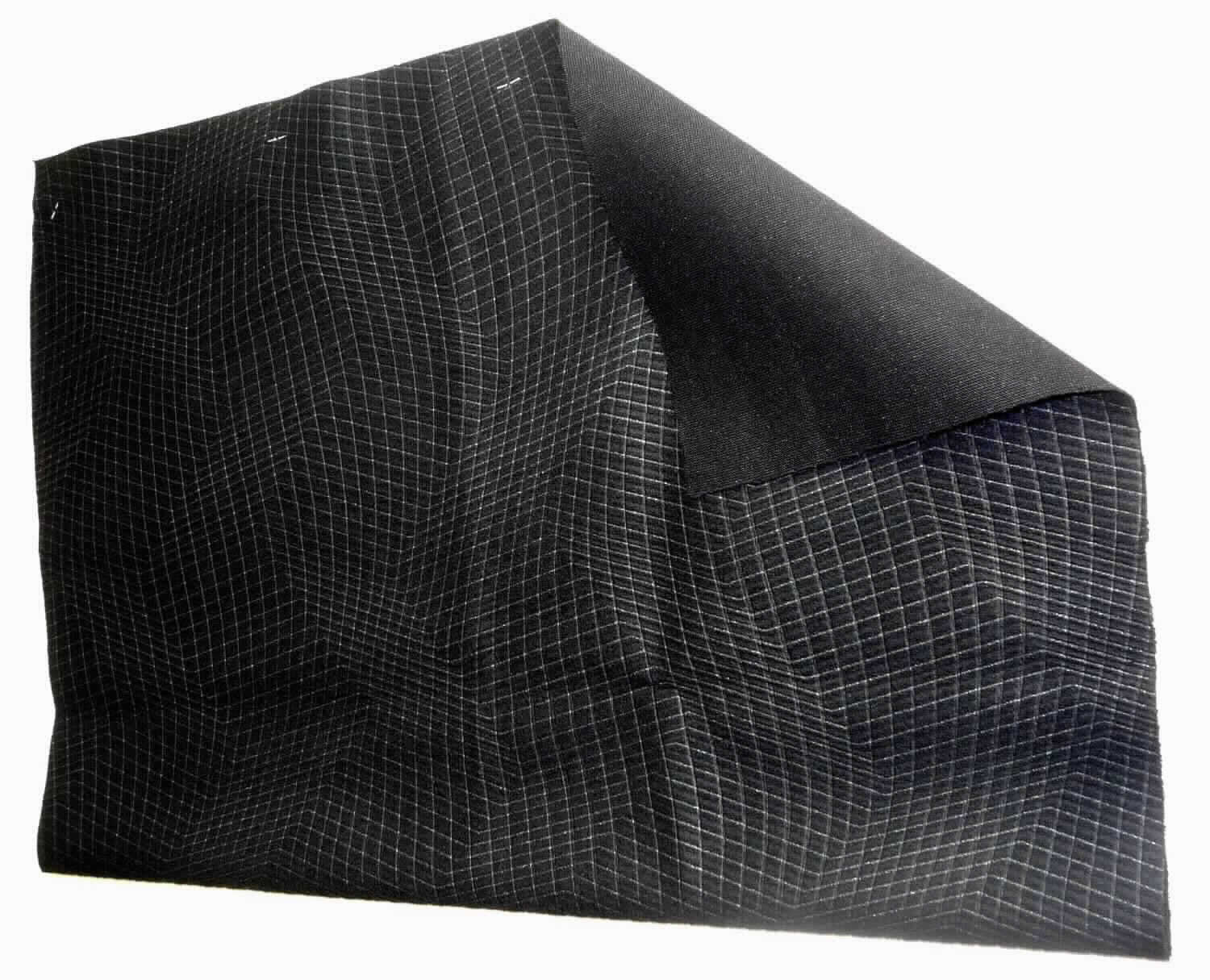 Kettengewirke, Foto siehe Anlage,
- laut Antrag:
-- als Meterware; mit einer Breite von ca. 1500 mm,
-- aus 100 % Polyester (synthetische Chemiefasern),
-- ohne Flor- oder Schlingenoberfläche,
-- keine Elastomergarne oder Kautschukfäden enthaltend,
-- geschmirgelt und geprägt, sowie musterbildend mit Kunststoffpartikeln bedruckt (somit keine Ware der 
   Unterposition 6005 37) .
 
"Kettengewirke, anderes als solche der Positionen 6001 bis 6004, aus synthetischen Chemiefasern, andere als in 
 der Unterposition 6005 35 genannte, bedruckt"