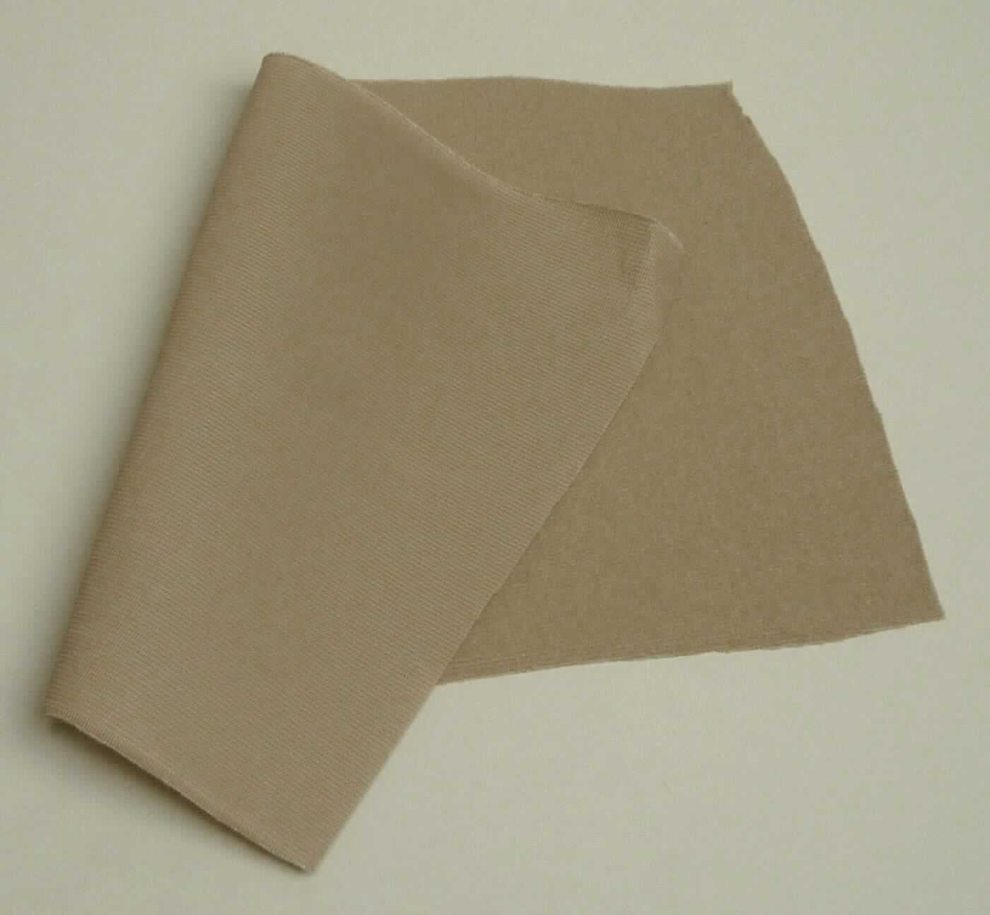 Kettengewirke, Foto siehe Anlage,
- als Meterware; laut Antrag mit einer Breite von ca. 153 cm,
- aus laut Antrag 100 % Polyester (synthetische Chemiefasern),
- ohne Flor- oder Schlingenoberfläche,
- keine Elastomergarne oder Kautschukfäden enthaltend,
- geschmirgelt und gefärbt. 

"Kettengewirke, anderes als solche der Positionen 6001 bis 6004, aus synthetischen Chemiefasern, andere als in 
 der Unterposition 6005 35 genannte, gefärbt"