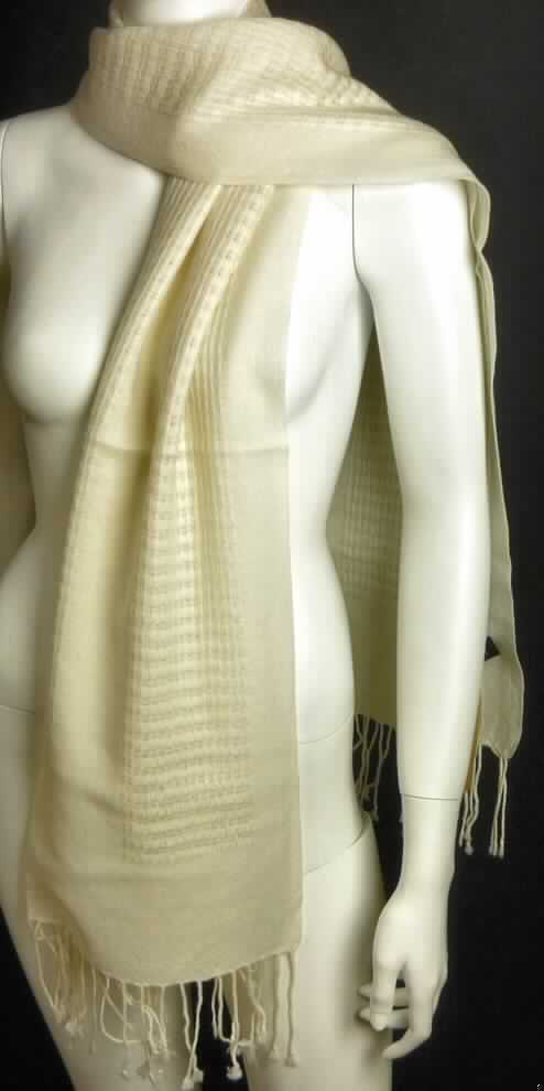 Schal, sog. Mirrimbah scarf Artikel Nr. W1281, in Erwachsenengröße, Foto siehe Anlage,
- aus 0,7 mm dicken, musterbildend gewebten Geweben aus lt. Antrag 100% Merinowolle,
- rechteckig; in den Abmessungen: ca. 180 cm x 50 cm,
- an den Längsseiten mit echten Webkanten, an den Schmalseiten mit ca. 10 cm langen, 
  aus den Fäden der Ware geknüpften Fransen (somit konfektioniert).

"Schal, aus Geweben, aus Wolle, nicht handgearbeitet"