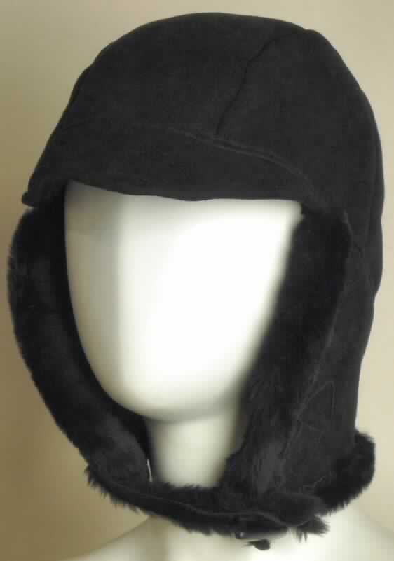 Kopfbedeckung, sog. Mütze, Mirador Hat W1417, Foto siehe Anlage,
- durch Zusammennähen von Stücken aus Pelzfellen von lt. Antrag Schafen,
  annähernd der Kopfform entsprechend hergestellt,
- die Fleischseite ist als Außenseite und das Pelzfell als Innenseite
  gearbeitet,
- an beiden Seiten mit tief herabhängenden Ohrklappen (unter dem Kinn
  verschließbar) versehen.

"Kopfbedeckung, andere als Sicherheitskopfbedeckungen, aus Pelzfellen"
