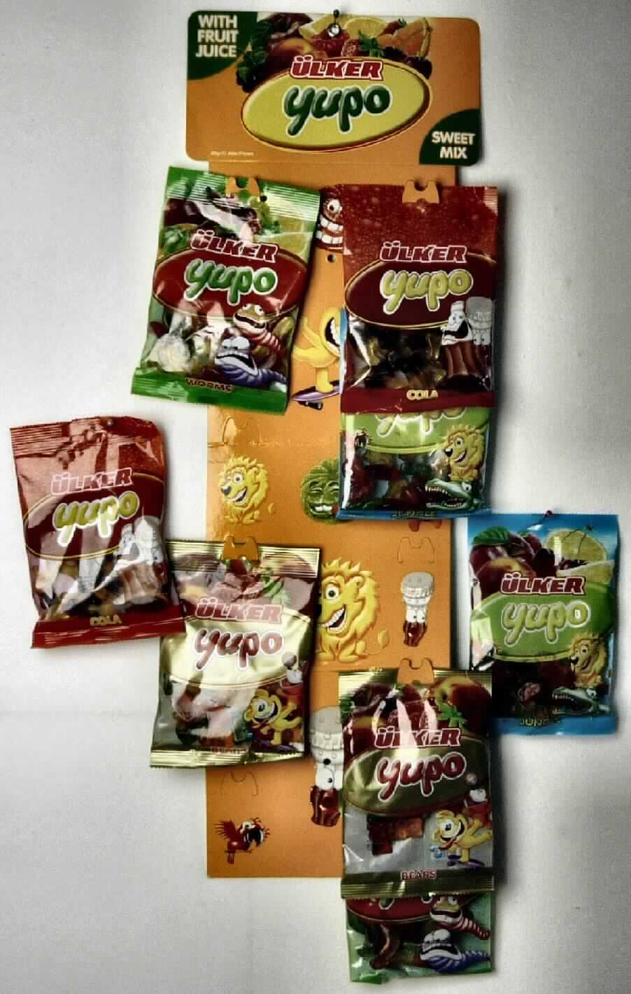 Zuckerware, Gummibonbons

Bei der vorgelegten Warenprobe handelt es sich um diverse Gummibonbons in verschiedenen Farben und Formen (Würmer; Colafläschchen; Bärchen; Tiere). Die Erzeugnisse sind in bunt bedruckten, transparenten Folienbeuteln (Sorten: Worms; Cola; Bears; Jungle) zu deklarierten 80 g Nettogewicht in Aufmachung für den Einzelverkauf verpackt. 12 Tüten lassen sich an einem Orginal-Verkaufsdisplay aus Pappe anbringen.

Nach den hier durchgeführten Untersuchungen gemäß VO (EG) Nr. 900/2008 i.V.m. VO (EU) Nr. 118/2010 enthält die Ware:
Stärke/Glucose: 25 bis weniger als 50 GHT und
Saccharose/Invertzucker/Isoglucose: 5 bis weniger als 30 GHT.
Gehalte an Milchfett und Milchprotein werden auf Grund der Warenbeschaffenheit und der Zutatenliste ausgeschlossen.

Zolltariflich handelt es sich um eine andere Zuckerware ohne Kakaogehalt, Gummibonbons der Unterposition 1704 9065 der Kombinierten Nomenklatur.