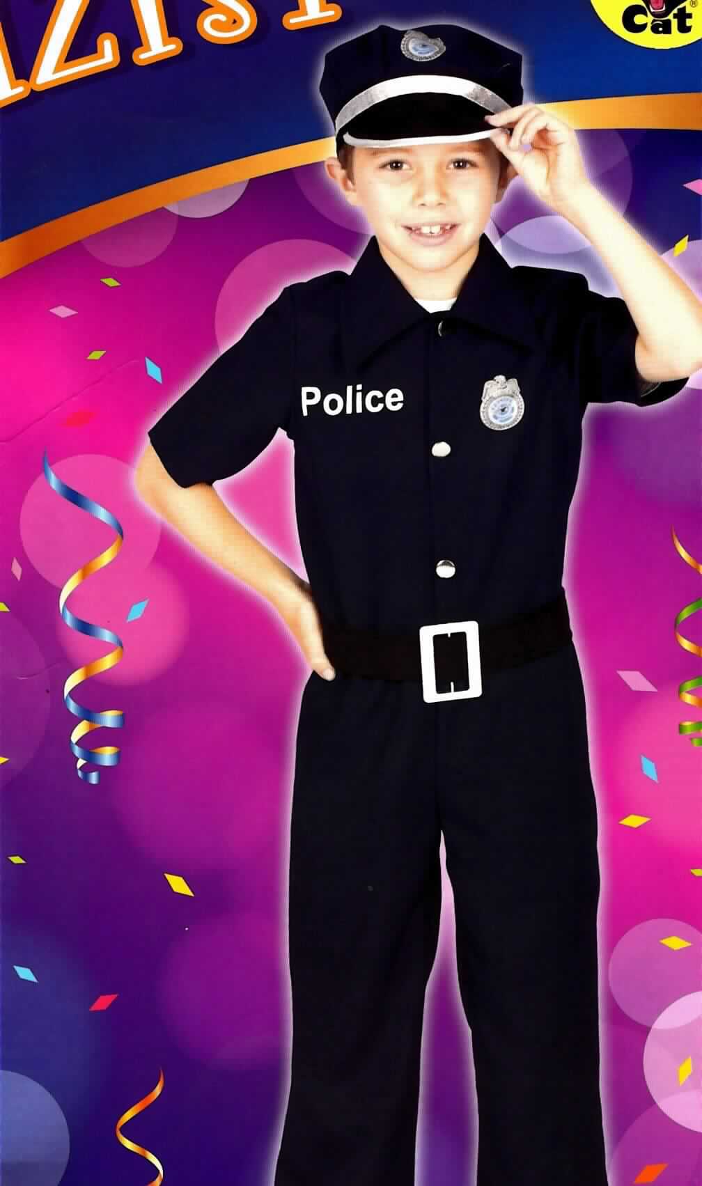 Polizisten Kinder Kostüm, Art. 173450, Größe 128, Foto siehe Anlage,
- Warenzusammenstellung, bestehend aus einem Overall, einem Gürtel und einer Mütze,
- gemeinsam in einem Polybeutel mit bedrucktem Pappeinleger für den Einzelverkauf aufgemacht und zur 
  Befriedigung eines speziellen Bedarfs zusammengestellt,
- gehört als Maskenkostüm aus Spinnstoffen nicht zum Warenkreis der Position 9505,
- Overall:
-- aus ca. 0,4 mm dicken, einfarbigen Geweben aus laut Antrag 100 % Polyester (synthetische Chemiefasern),
-- den ganzen Körper mit Ausnahme von Kopf, Unterarmen und Händen sowie den Füßen bedeckend,
-- mit einem Umlegekragen,
-- vorn mit einer bis etwa zum Schritt reichenden Öffnung mit Klettverschluss und Zierknöpfen von links über rechts
   (Knabenkleidung),
-- mit kurzen Ärmeln,
-- im Brustbereich mit einem Schriftzug und einem Symbol bedruckt,
-- mit knöchellangen Hosenbeinen, an den Beinabschlüssen durch Umschlagen und Festnähen gesäumt,
-- keine Arbeits- und Berufskleidung,
-- aufgrund der Art der Flächenerzeugnisse keine Ware der Position 6114,
- Gürtel:
-- mit einer Breite von ca. 4,5 cm und einer Länge von ca. 68 cm,
-- aus einem zweilagigen, durch Kleben miteinander verbundenen Flächenerzeugnis mit einer Außenlage aus 
   einfarbigen Geweben aus 100 % Polyester und einer Innenlage aus Vliesstoff,
-- mit einem Klettverschluss zu schließen,
-- mit einer Zierschnalle aus Kunststoff ausgestattet,
- Mütze:
-- durch Zusammennähen mehrerer Stücke aus dem o. g. zweilagigen Flächenerzeugnis aus Spinnstoffen 
   hergestellt,
-- der Kopfform angepasst gearbeitet,
-- mit Schirm,
-- hinten mit einer Verengungsvorrichtung ausgestattet,
- der Overall verleiht der Warenzusammenstellung insbesondere im Hinblick auf die Bedeutung in Bezug auf die
  Verwendung ihren wesentlichen Charakter.

Andere Kleidung (Overall), aus Geweben, für Knaben, aus Chemiefasern, keine Arbeits- und Berufskleidung"