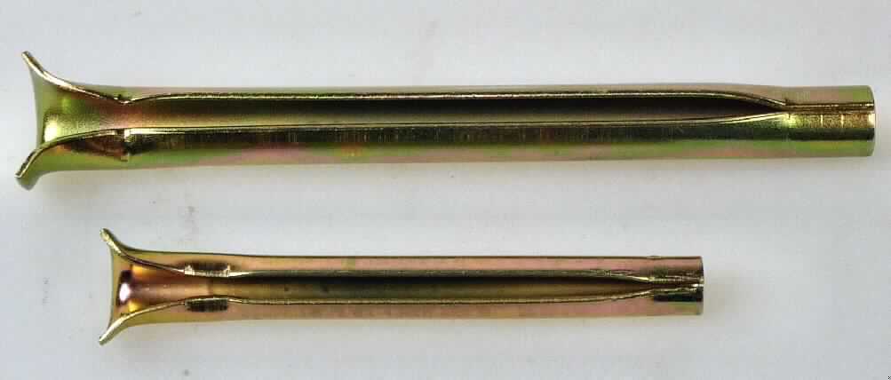 Es handelt sich um aus verzinktem Stahl gefertigte, zylindrische, nagelähnliche Hohlkörper, die über die gesamte Längsseite mit einer Öffnung versehen sind. Die Oberseite ist zu einem nach außen gewölbten "Kopf" ausgearbeitet. Die Erzeugnisse werden mit einem Hammer in den Untergrund geschlagen und dienen zur schnellen Befestigung von z. B. Latten in Beton. 
Abmessungen: Außendurchmesser: 6 - 8 mm, Länge: 30 - 180 mm 
-Antragstellerangaben-

Abbildung siehe Anlage.

Derartige Erzeugnisse gehören als "andere, den Nägeln ähnliche Waren" zur Codenummer 7317 0080 00 des Integrierten Zolltarifs der EG (TARIC).