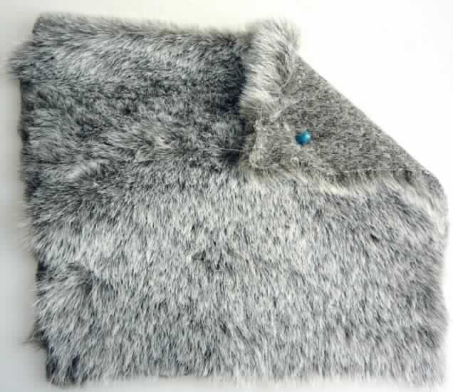 Hochflorerzeugnis, sog. Schaftbereich oder Kragen bei Stiefeln, Foto siehe Anlage,
- als Meterware,
- laut Untersuchungsergebnis:
-- buntgewirktes Hochflorerzeugnis / Plüschgewirke aus Polyester und Modacryl 
   (beides synthetischen Chemiefasern).

"Plüsch (Hochflorerzeugnis), gewirkt, aus synthetischen Chemiefasern"