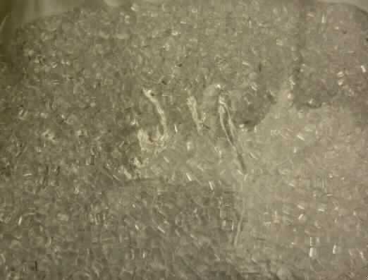 Angaben des Antragstellers:
Polycarbonat, Art. 18527811, PCA SC-1220UR
Polycarbonat in Primärformen (Granulat, glasklar)

Untersuchungsergebnis an einem Warenmuster:
Farbloses, transparentes Granulat mit ovalem Querschnitt.

Befund:
Es liegt ein Polycarbonat in Primärform vor.