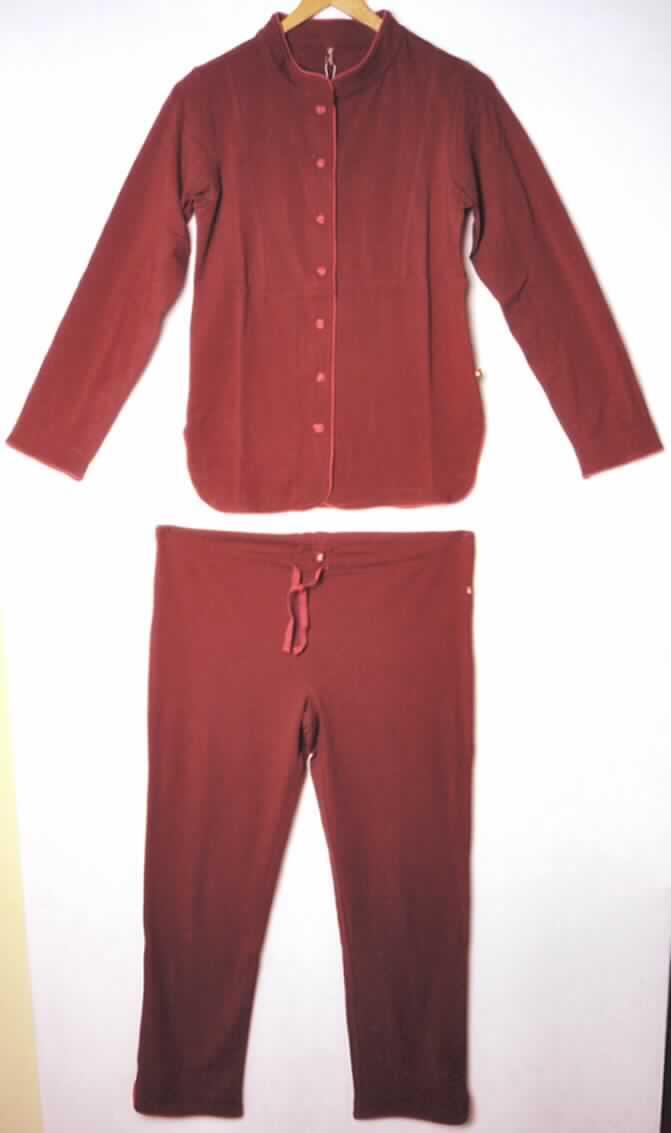 Zweiteilige Zusammenstellung, bestehend aus einer Hemdbluse für Frauen und einer langen Hose, sog. Schlafanzug Beijing Dream Set, Größe S, siehe Foto,
- in gemeinsamer Aufmachung für den Einzelverkauf,
- aus 0,8 mm dicken, einfarbigen, leicht gerauten Gewirken aus laut Antrag 56% Modal (künstliche Chemiefasern), 
  6% Spandex (synthetische Chemiefasern) und 38% Baumwolle,
- lässt u. a. aufgrund der Ausstattung der Hemdbluse (Druckknopfverschluss mit sperrigen, unbequemen Appli- 
  kationen) nicht erkennen, dass sie dazu bestimmt ist, ausschließlich oder im Wesentlichen als Nachtkleidung 
  im Bett getragen zu werden, somit kein Schlafanzug,
- nicht aus dem gleichen Flächenerzeugnis hergestellt (an der Öffnung, am Kragen, am unteren Rand und an 
  den Ärmelabschlüssen der Hemdbluse mit kontrastfarbenen Paspelierungen, die sich auf der langen Hose nur 
  an den Beinabschlüssen (damit nicht im gleichen Umfang) wiederholen, damit keine Kombination,
- u. a. wegen der fehlenden verengenden Abschlüsse an den Handgelenken kein Trainingsanzug,
- lange Hose:
-- in der Taille abschließend, mit einem 3 cm breiten elastischen Taillenbund mit Kordelzug,
-- ohne Öffnung und ohne Verschluss; ohne Hinweise auf den Trägerkreis (unisex),
-- mit knöchellangen Hosenbeinen, an den Abschlüssen leicht abgerundet mit einem ca. 5 cm hohen Seitenschlitz 
   und mit kontrastfarbenen Paspelierungen gearbeitet.

"Lange Hose aus Gewirken, für Frauen, aus künstlichen Chemiefasern"