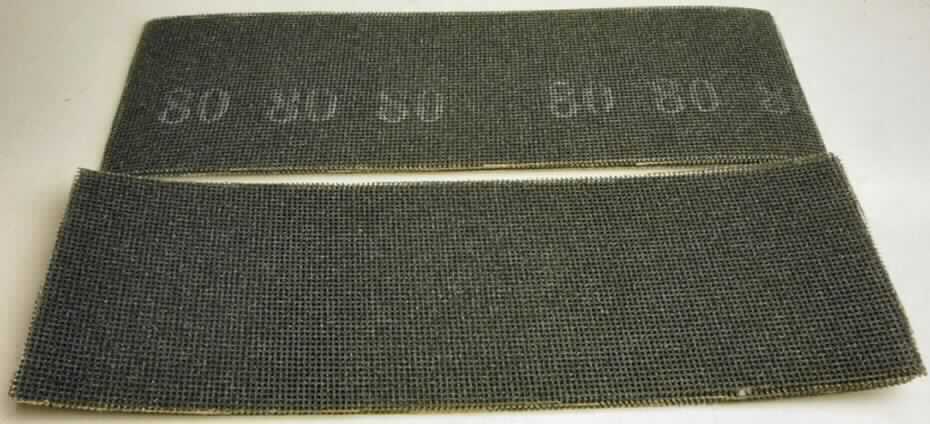 Angaben: Warenbezeichnung: Schleifbandset schwarz 93 x 280, NAN 1020603, SUWE 110890 - Abmessungen: 93 x 280 mm - Material: Unterlage: Nylon Net (Gewebe) / Schleifmittel: Silicon Carbide in black, Grain Size: 100 - Bindung: Phenolic resin bond.

Feststellungen: Äußere Beschaffenheit des vorgelegten Warenmusters: 10 rechteckige, flache, schwarzgraue, gewebeförmige, biegsame Schleifpapiere (Abmessungen: 28,0 cm x 9,3 cm x 1,0 mm) mit schmirgel-rauher Ober- u. Unterseite.

Die Angaben der Antragstellerin werden als zutreffend unterstellt.

Befund: Zolltariflich handelt es sich bei der Ware um ein Set von Schleifmitteln in Pulver- oder Körnerform auf einer Unterlage aus Spinnstoff, der Position 6805 des Zolltarifs.