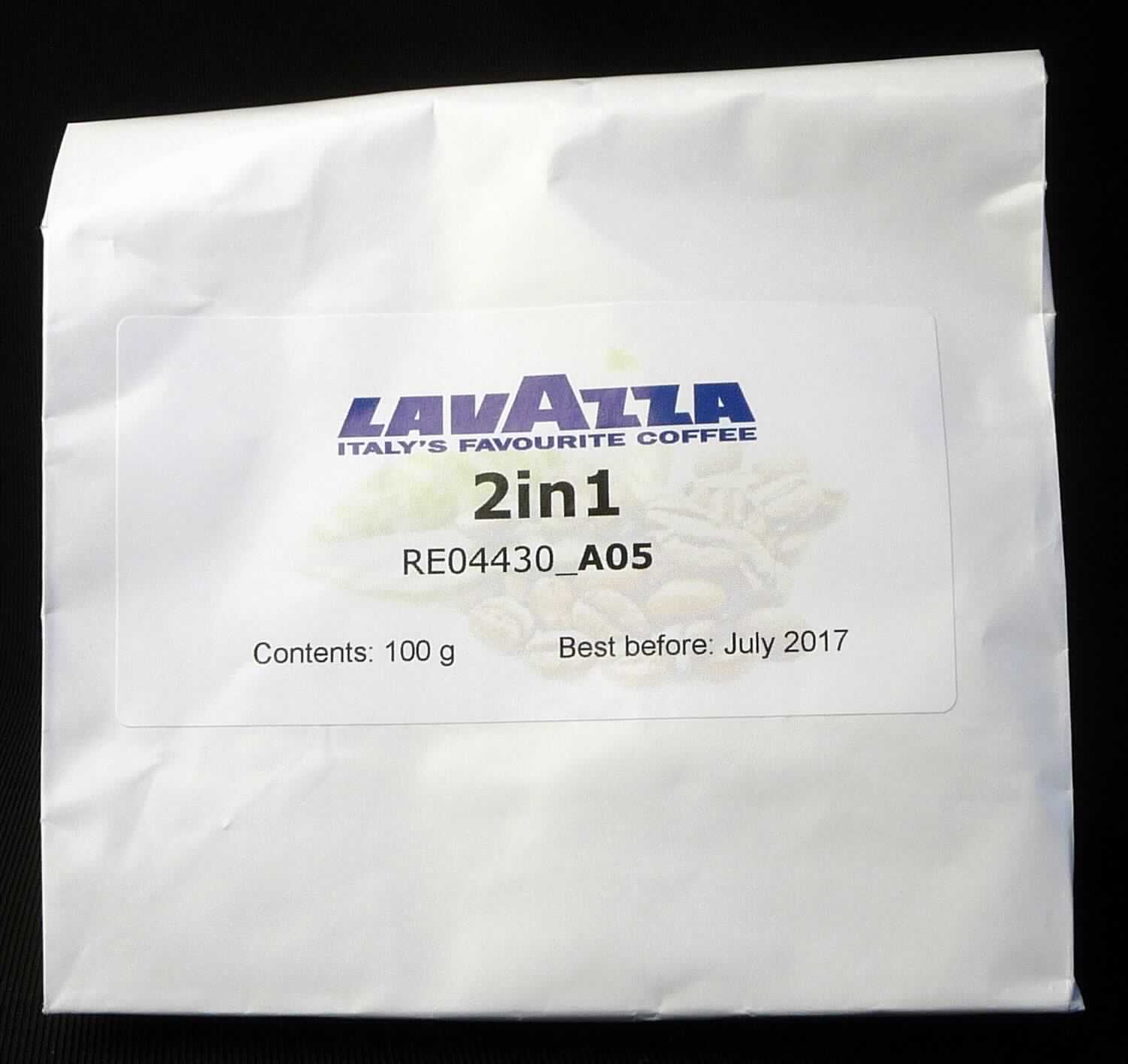 Kaffeehaltiges Getränkepulver

Ein Warenmuster, nicht original verpackt, und eine vertrauliche Produktspezifikation mit Angaben zu den Zutaten, 
zum Nährwert und zur Dosierung wurden vorgelegt. Danach enthält die Ware u. a. 55 % Magermilchpulver und 
11 % Kaffee-Extrakt.

Beschaffenheit des vorgelegten Warenmusters:
Inhomogenes, weißes, gelbstichiges Pulver, durchsetzt mit einem dunkelbraunen Granulat; Geruch leicht nach 
geröstetem Kaffee; Geschmack süßlich, milchig, bitter nach Kaffee; Zubereitung gem. Dosierungsvorschlag 
(14,7 g / 150 ml heißes Wasser) ergibt ein Milchkaffeegetränk.

Milchprotein (gem. Antragsangaben): mehr als 2,5 GHT

Zubereitung auf der Grundlage von Auszügen aus Kaffee, mehr als 2,5 GHT Milchprotein enthaltend