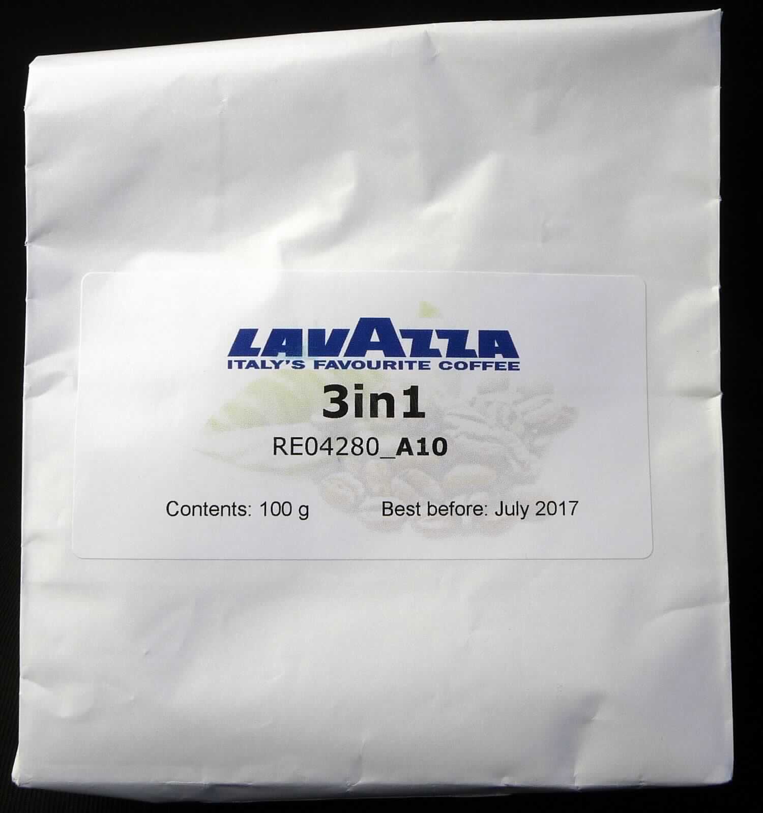 Kaffeehaltiges Getränkepulver

Ein Warenmuster, nicht original verpackt, und eine vertrauliche Produktspezifikation mit Angaben zu den Zutaten, 
zum Nährwert und zur Dosierung wurden vorgelegt. Danach enthält die Ware u. a. 38 % Magermilchpulver und 
8,9 % Kaffee-Extrakt.

Beschaffenheit des vorgelegten Warenmusters:
Inhomogenes, weißes, gelbstichiges Pulver, durchsetzt mit einem dunkelbraunen Granulat; Geruch leicht nach 
geröstetem Kaffee; Geschmack süß, milchig, bitter nach Kaffee; Zubereitung gem. Dosierungsvorschlag 
(15 g / 150 ml heißes Wasser) ergibt ein Milchkaffeegetränk.

Milchprotein (gem. Antragsangaben): mehr als 2,5 GHT

Zubereitung auf der Grundlage von Auszügen aus Kaffee, mehr als 2,5 GHT Milchprotein enthaltend