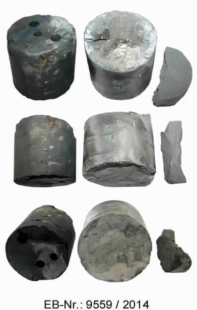Briketts aus Molybdän

Bei der Ware handelt es sich um zylinderförmige Brocken, offensichtlich Bruchstücke aus ehemals stangenförmigem Material (Durchmesser ca. 60 mm, Länge ca. 60 mm). Die Briketts bestehen aus einem graumetallischen Material mit einer rauhen, matten, unregelmäßigen Oberfläche, laut Angaben aus metallischem Molybdän mit einem Molybdängehalt von 97 - 99%.
Nach den Angaben zur Herstellung wird metallisches Molybdänpulver, ursprünglich hergestellt aus Molybdäntrioxid, in Formen gepresst und anschließend gesintert. Die erhaltenen Rohformen sollten zur Weiterverarbeitung zu Halbzeugen durch Ziehen, Walzen, Hämmern oder Strangpressen verwendet werden. Aufgrund analytischer Daten (Nebenbestandteile und Verunreinigungen, Molybdängehalt < 99,9%) oder des unvollkommenen Sinterprozesses oder ausgeprägter Oberflächenschäden sollen die Erzeugnisse für die Weiterverarbeitung durch die genannten Bearbeitungsverfahren nicht geeignet sein. Sie werden daher als Produktionsabfall- oder ausschuss zum Einschmelzen als Legierungselement bei der Stahlherstellung verwendet.

Der Beschaffenheit und der Verwendung nach handelt es sich zolltariflich um Molybdän in Rohform. Abfall und Schrott im zolltariflichen Sinn liegt nicht vor.

Die Ware ist als Molybdän in Rohform in die Unterposition 8102 9400 der Kombinierten Nomenklatur einzureihen.