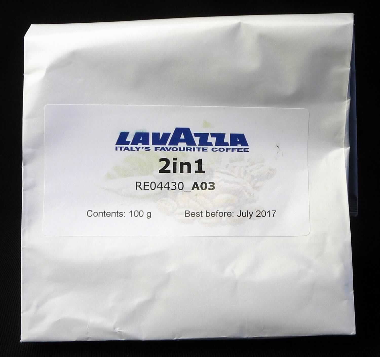 Kaffeehaltiges Getränkepulver

Ein Warenmuster, nicht original verpackt, und eine vertrauliche Produktspezifikation mit Angaben zu den Zutaten, 
zum Nährwert und zur Dosierung wurden vorgelegt. Danach enthält die Ware u. a. 36 % Magermilchpulver und 
11 % Kaffee-Extrakt.

Beschaffenheit des vorgelegten Warenmusters:
Inhomogenes, weißes Pulver, durchsetzt mit einem dunkelbraunen Granulat; Geruch leicht nach geröstetem Kaffee; 
Geschmack süßlich, milchig, bitter nach Kaffee; Zubereitung gem. Dosierungsvorschlag (14,7 g / 150 ml heißes 
Wasser) ergibt ein Milchkaffeegetränk.

Milchprotein (gem. Antragsangaben): mehr als 2,5 GHT

Zubereitung auf der Grundlage von Auszügen aus Kaffee, mehr als 2,5 GHT Milchprotein enthaltend