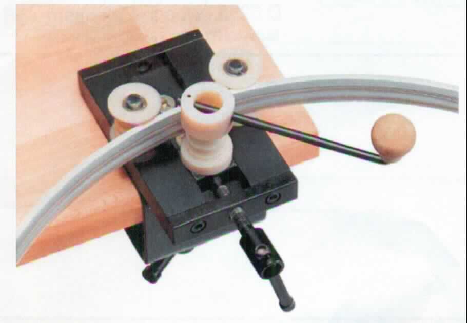 Sog. Biegemaschiene,
- aus einer rechteckigen Grundplatte mit Befestigungsspindel zur Befestigung an einer Werkbank, 
  zwei Anschlagwalzen und eine Stellwalze, einem Kurbelarm und einer Stellspindel in einer 
  metallenen Halterung,
- zum manuellen Biegen von Lichtschienen aus Metall in unterschiedlichsten Radien.

"Werkzeugmaschine zum Biegen von Metallen, keine Ware der Codenummern 8462 1010 00 0 bis 8462 2991 
00 0 - sog. Biegemaschiene"