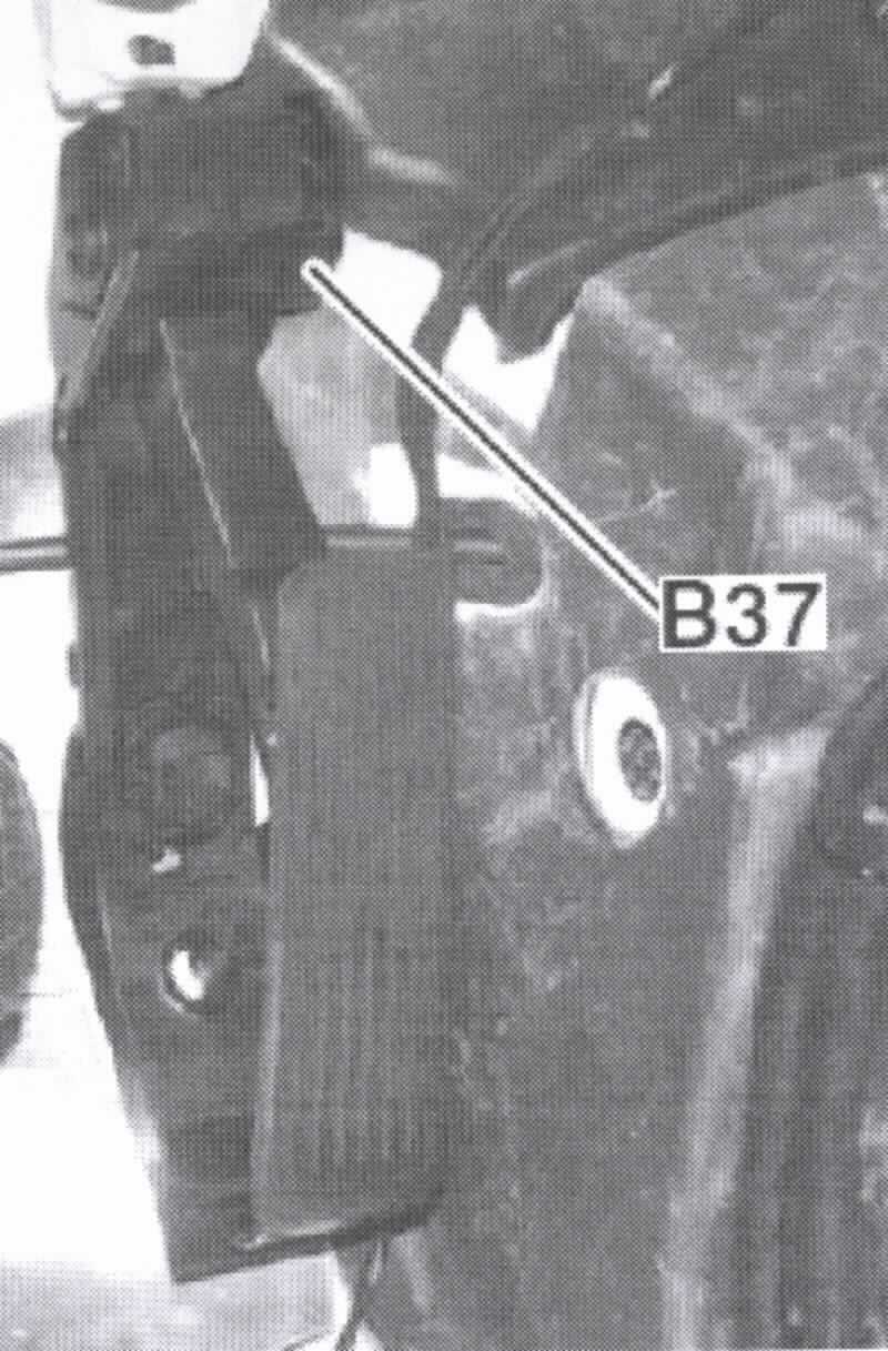 Sog. Fahrpedalmodul mit Winkelsensor für den Einsatz in Kraftfahrzeugen, im Wesentlichen bestehend aus Grundgehäuse zur Befestigung des Pedals, Pedalhebel, Anschlussbuchse, Winkelsensor mit Hallgebern und verschiedenen Kleinteilen (z.B. Federn und Schrauben). Betätigt der Fahrer das Fahrpedal, detektieren die zwei integrierten Hallgeber den Betätigungswinkel. Der Sensor generiert induktiv ein zur jeweiligen Winkelstellung des Pedalarmes proportionales Ausgangssignal. Ein Steuergerät (nicht Gegenstand dieser vZTA-Entscheidung) errechnet daraus die exakte Winkelstellung.

Die Ware wird als "Teil, erkennbar hauptsächlich für ein Winkelmessgerät der Unterposition (KN) 9031 8020 bestimmt" eingereiht.