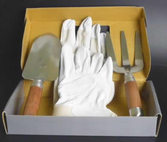 "Gärtner-Set"; es handelt sich um Zusammenstellungen bestehend aus einer Schaufel mit einem länglich, spitz zulaufenden Schaufelblatt, einer dreizackigen Gabel und einem Paar Arbeitshandschuhen.
Die von Hand zu führenden Kleinwerkzeuge (Gesamtlänge: ca. 16 cm und 19 cm) haben jeweils einen arbeitenden Teil aus unedlem Metall und einen Griff aus Holz.
Die Erzeugnisse sind gemeinsam in einem Pappkarton für den Einzelverkauf aufgemacht und dienen zum Bearbeiten von kleinen Beet- oder Gartenanlagen.
Da ein charakterbestimmender Bestandteil nicht ermittelbar ist, erfolgt die Einreihung in die letzte der gleichermaßen in Betracht kommenden Positionen.

Abbildung siehe Anlage.

Derartige Waren gehören als "Gabeln" zur Codenummer 8201 2000 00 des Integrierten Zolltarifs der EG (TARIC).