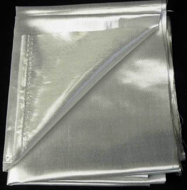 Gewebe, sog. Gewebe Art. 30748-017, Foto siehe Anlage,
- als Meterware; mit einer Breite von lt. Antrag 150 cm,
- lt. Untersuchungsergebnis:
-- aus Garnen aus Polyester-Spinnfasern (synthetische Spinnfasern) und metallisierten Garnen (ca. 1 mm breite,
   metallisierte Streifen aus synthetischer Spinnmasse; sog. Lurex),
-- mit einem Anteil an synthetischen Spinnfasern von 66 GHT und an metallisierten Garnen von 34 GHT 
   (die Antragsangaben können als zutreffend angesehen werden),
-- in Leinwandbindung,
-- roh.

"Gewebe aus synthetischen Spinnfasern, anderes als in den Positionen 5512 bis 5514 genannte, aus Polyester-
 Spinnfasern, anderes als in den Unterpositionen 5515 11 bis 5515 13 genannte, roh"