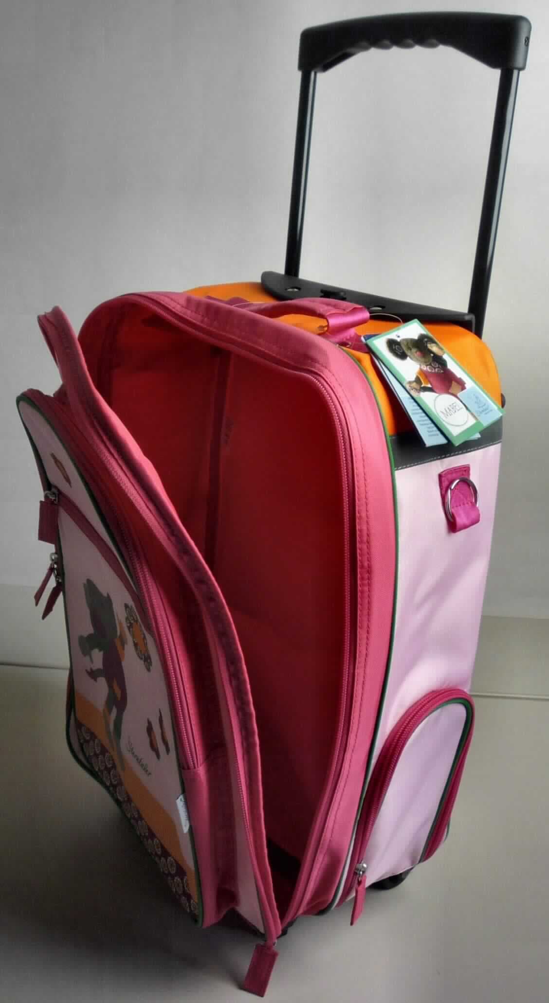 Reisekoffer, sog. Trolley Maus, Art.-Nr. 9651501, Abbildung siehe Anlage, 
- mit einer Außenseite aus Spinnstoffen, 
- mit einem ausziehbaren Griff aus unedlem Metall und Kunststoff zum Ziehen des Koffers auf zwei Rollen (Trolley- 
  funktion) und einem Handtragegriff am oberen Ende, 
- am Boden mit einem integrierten, breiten Standfuß aus Kunststoff, der einen stabilen Stand ermöglicht, 
- auf der Vorderseite mit einem aufgesetzten Vorfach mit einem an drei Seiten umlaufenden Reißverschluss und 
  einem weiteren eingesetzten Reißverschlussfach, 
- auf der einen Schmalseite mit einem Netzeinsteckfach, auf der anderen Schmalseite mit einem in den Koffer hin- 
  einreichenden Reißverschlussfach (für z. B. Schuhe), 
- auf der Rückseite mit einem Einschubfach für ein Adressschild, 
- Hauptfach mit einem an drei Seiten umlaufenden Reißverschluss zu öffnen, 
- innen ohne weitere Einteilung oder Ausstattung, gefüttert, 
- formstabil, mit den Abmessungen von ca. 30 (B) x 40 (H) x 16,5 (T) cm, 
- keine Hinweise auf Handarbeit, 
- verpackt in einer handelsüblichen Verkaufsumschließung.

"Reisekoffer, mit Außenseite aus Spinnstoffen, nicht handgearbeitet"